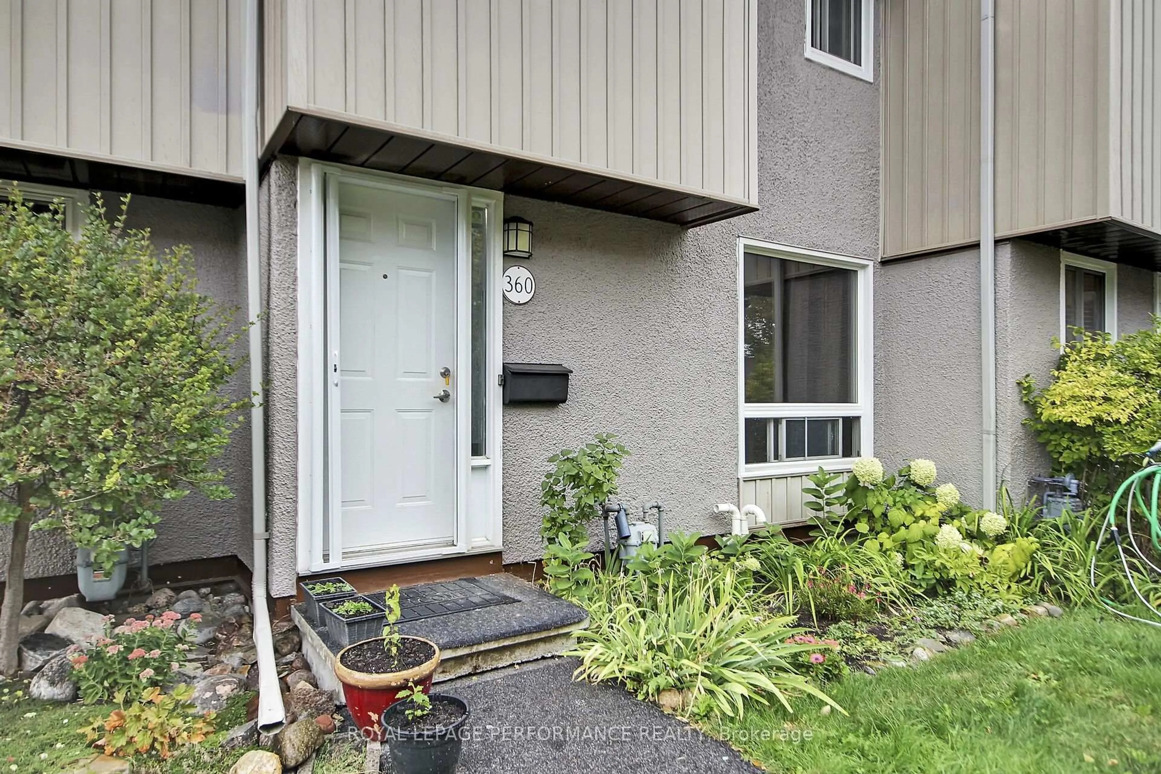 Indoor entryway for 360 Woodfield Dr, Ottawa Ontario K2G 3W9