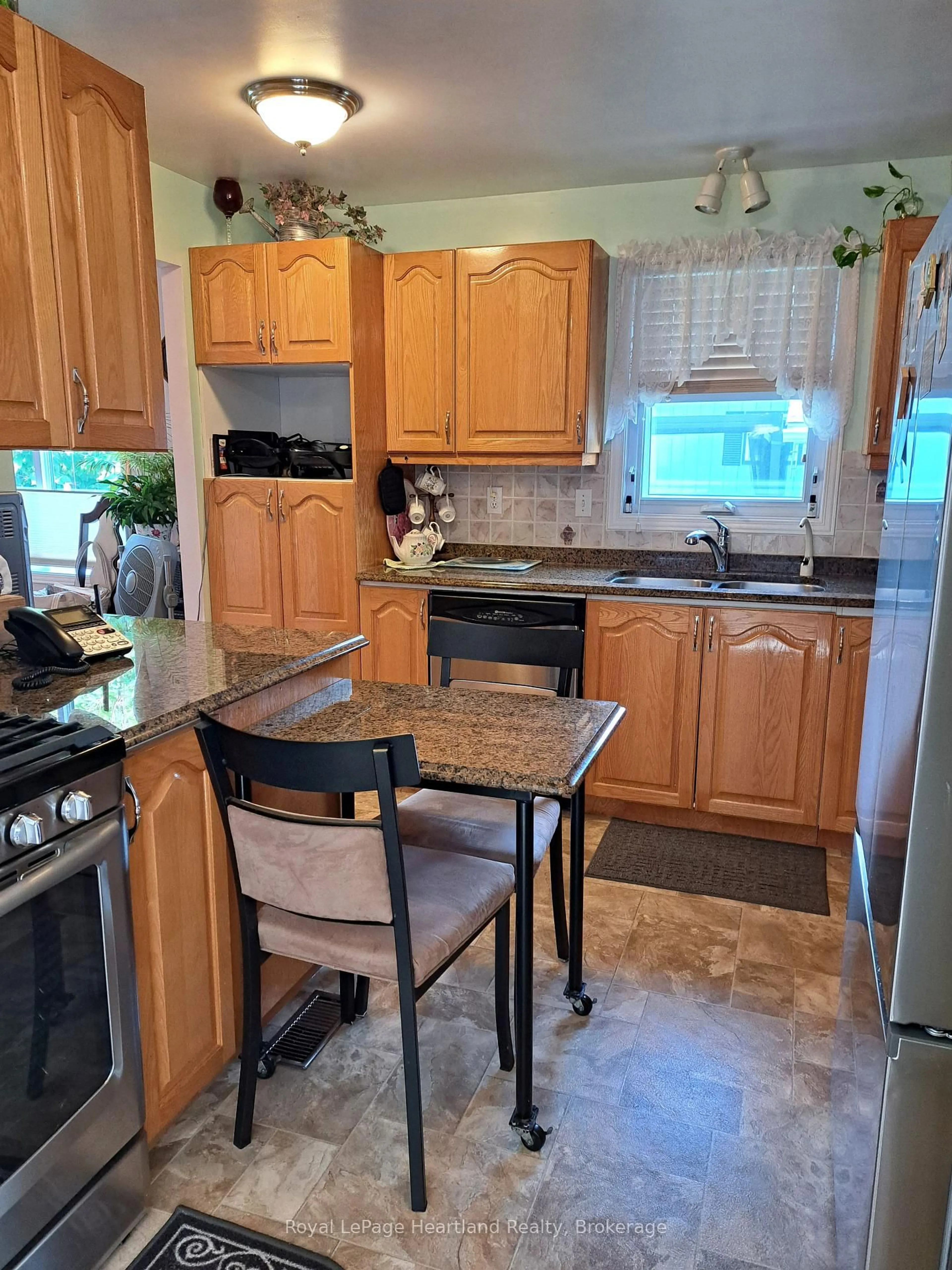 Standard kitchen, unknown for 11-2 STEWART St, Strathroy-Caradoc Ontario N7G 1A1