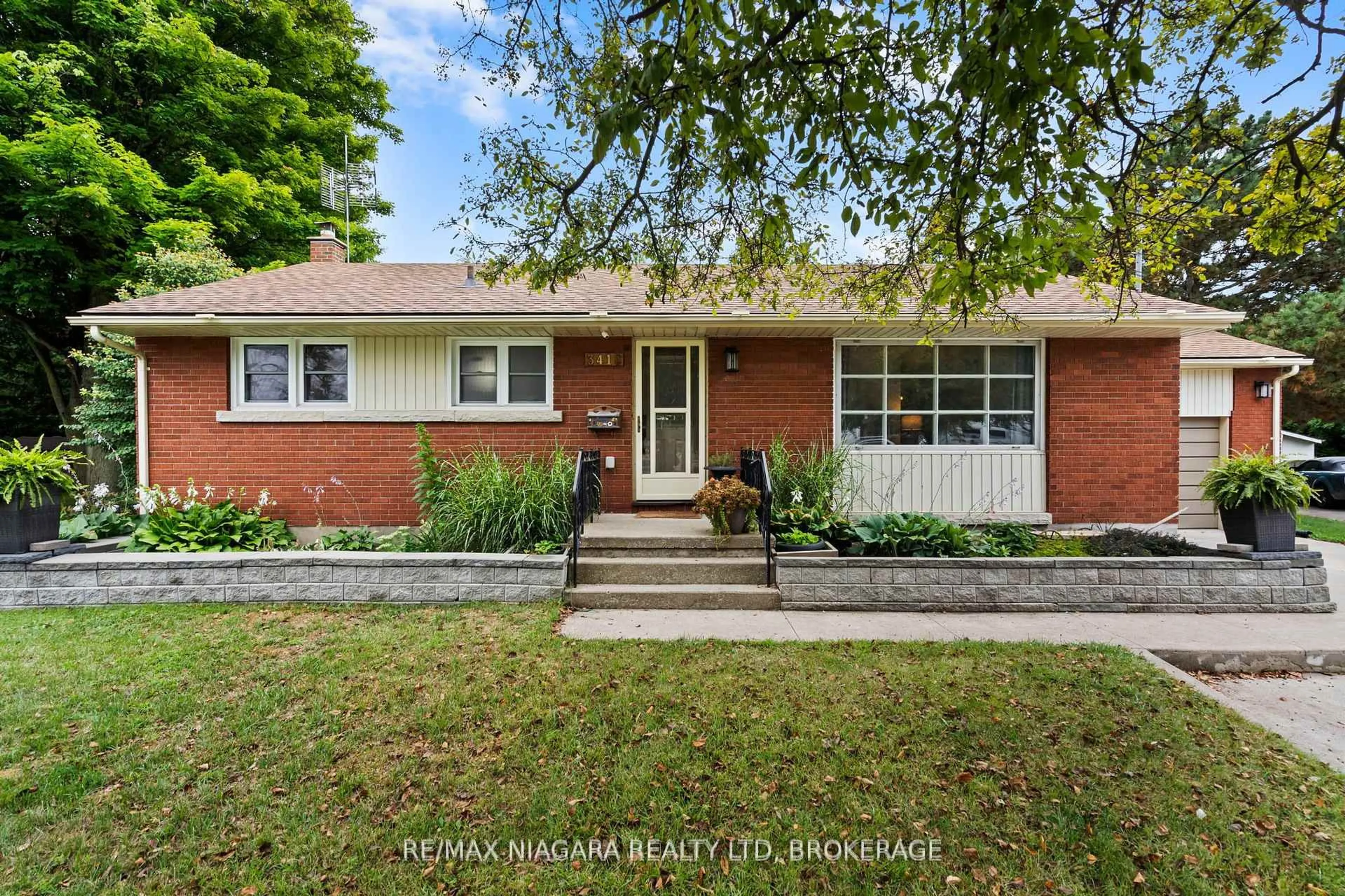 Home with brick exterior material, street for 3416 Sheppard Cres, Niagara Falls Ontario L2J 2Y1