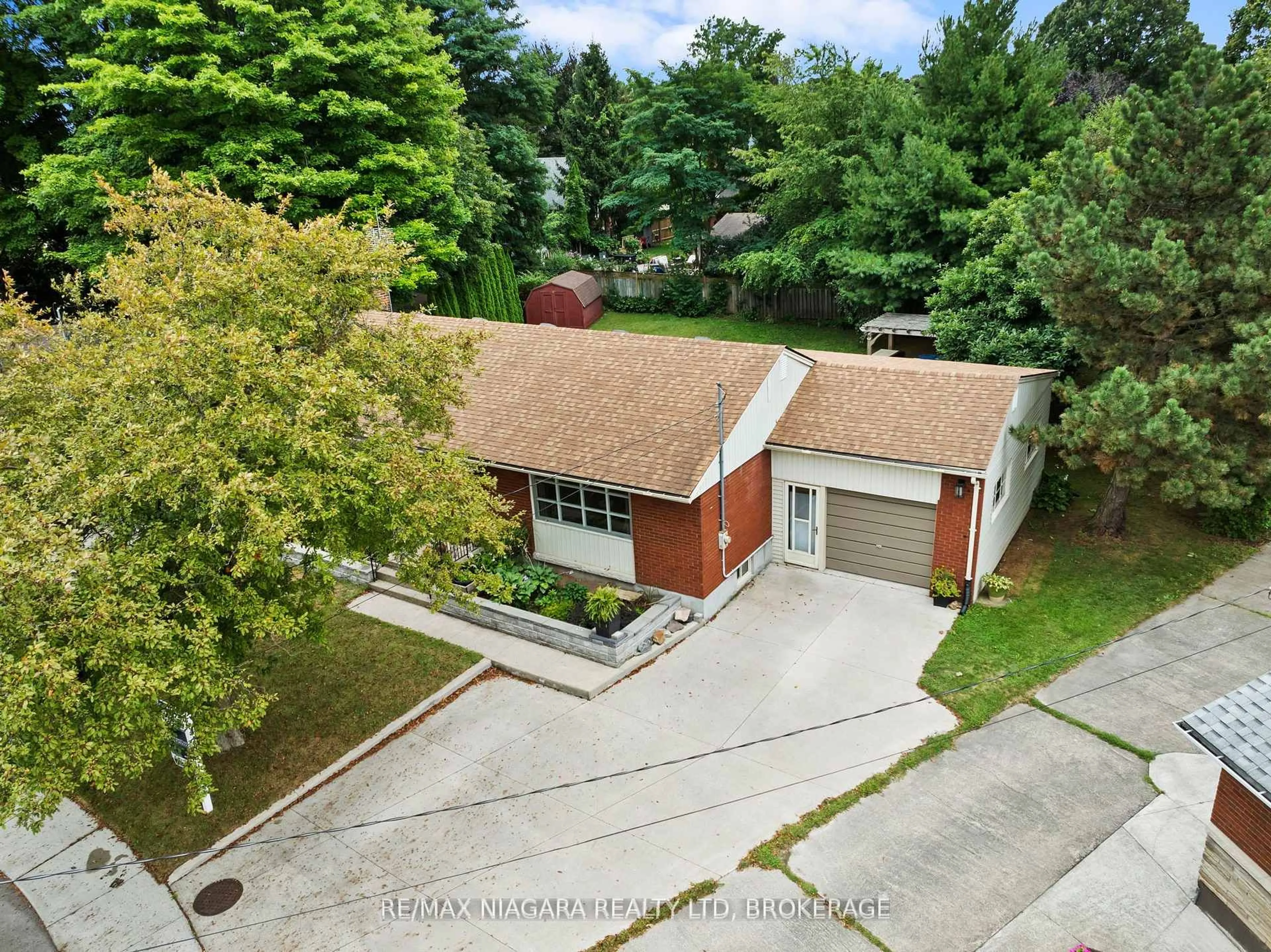 A pic from outside/outdoor area/front of a property/back of a property/a pic from drone, street for 3416 Sheppard Cres, Niagara Falls Ontario L2J 2Y1
