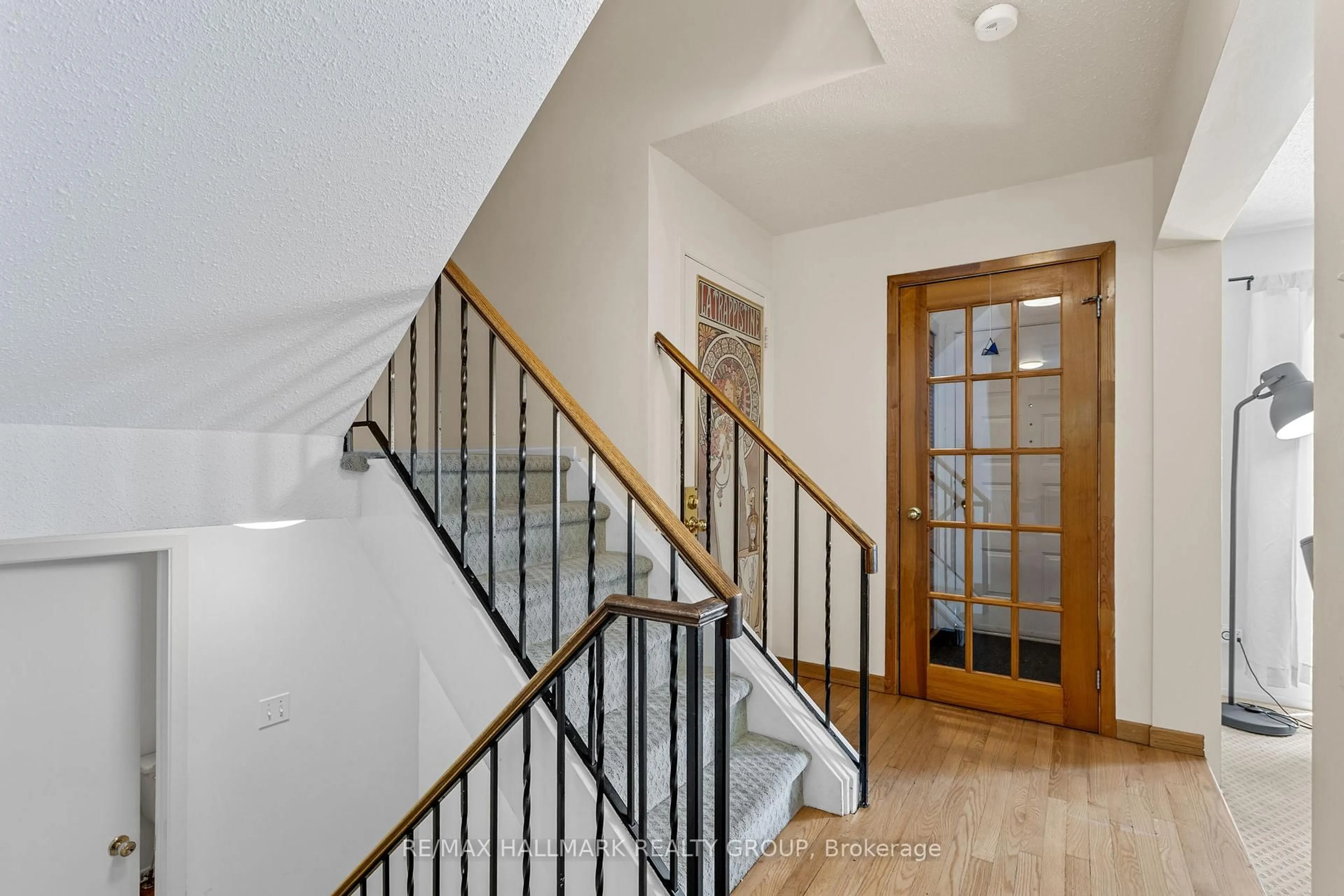Indoor foyer for 7 Naismith Cres, Ottawa Ontario K2L 2K7