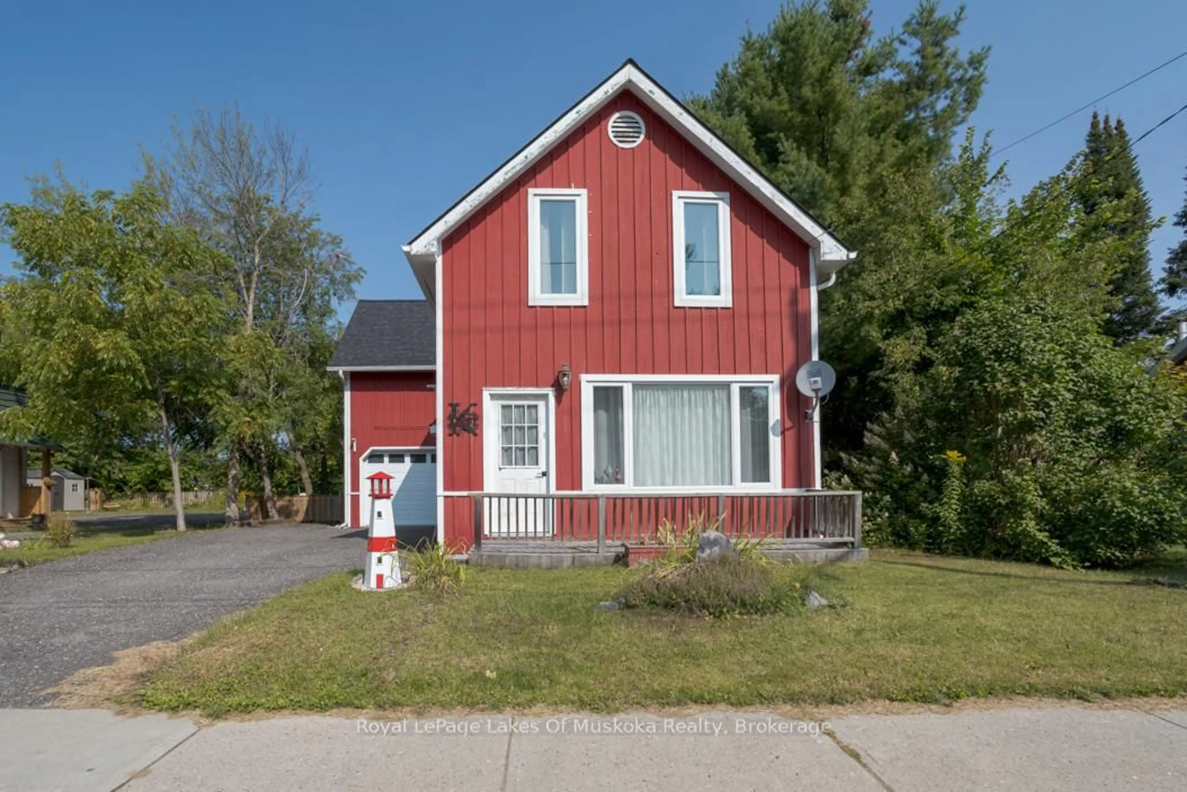 Home with vinyl exterior material, street for 181 Dill St, Bracebridge Ontario P1L 1E6