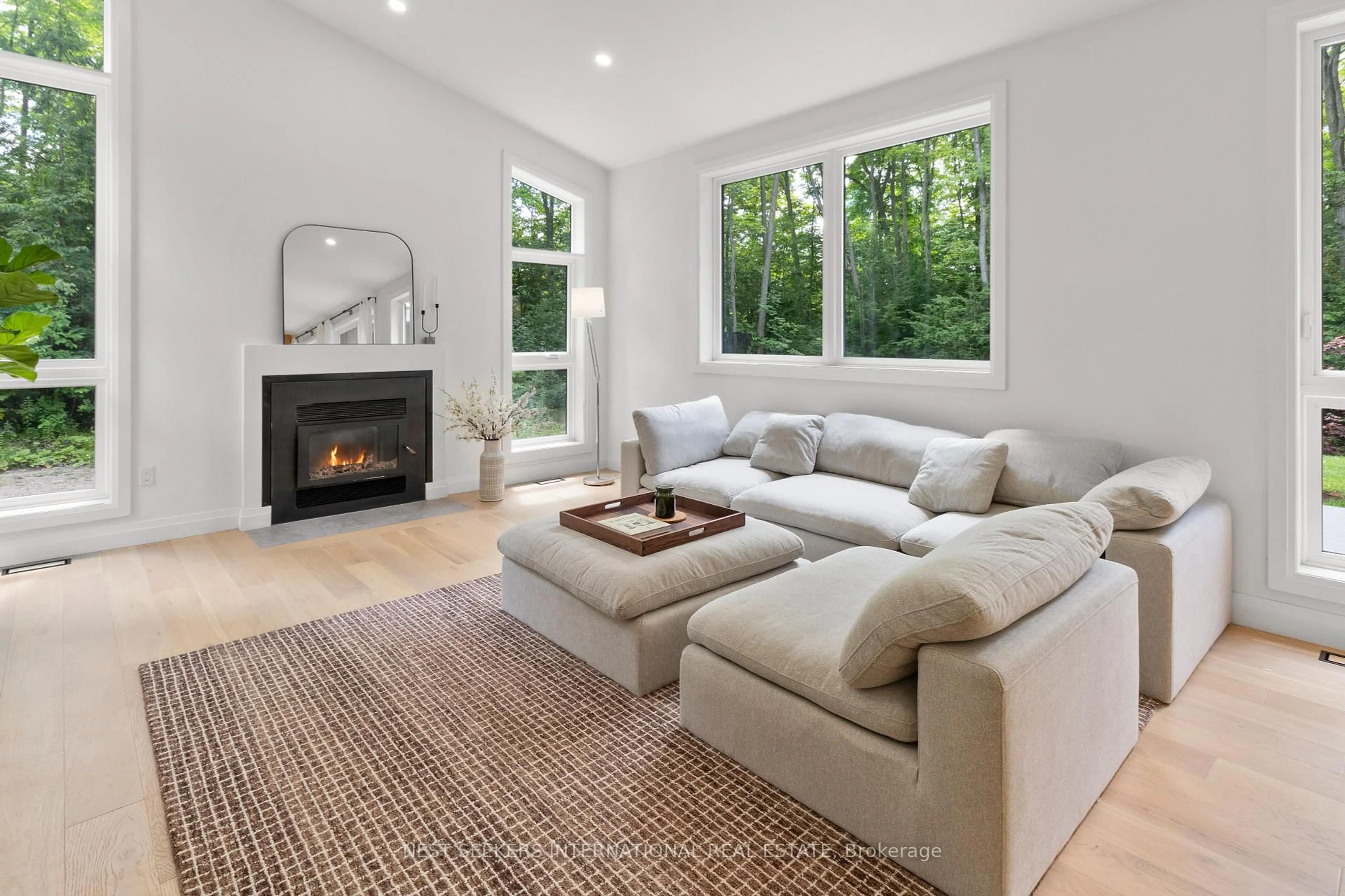 Living room with furniture, unknown for 4386 Watson Rd, Puslinch Ontario N0B 2J0