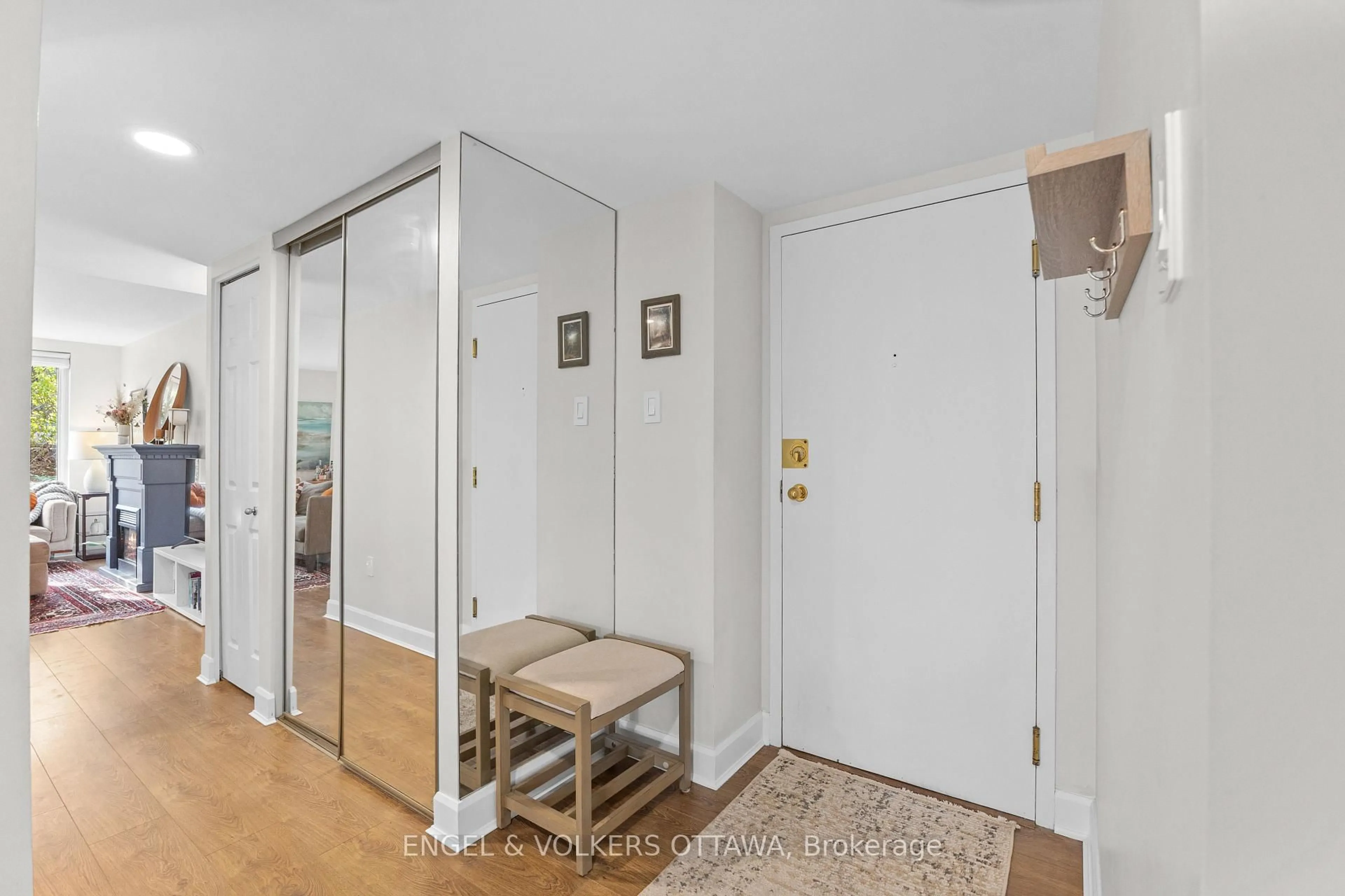Indoor entryway for 800 Mckellar Ave #101, Ottawa Ontario K2A 2X5