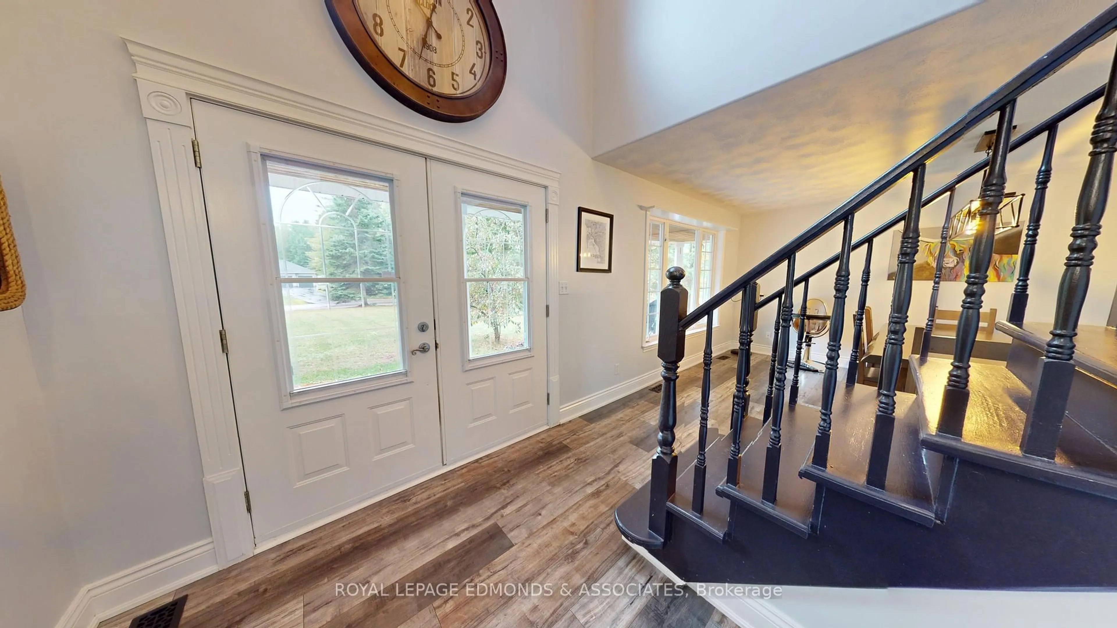 Indoor entryway for 4 Steffen St, Petawawa Ontario K8H 3L8