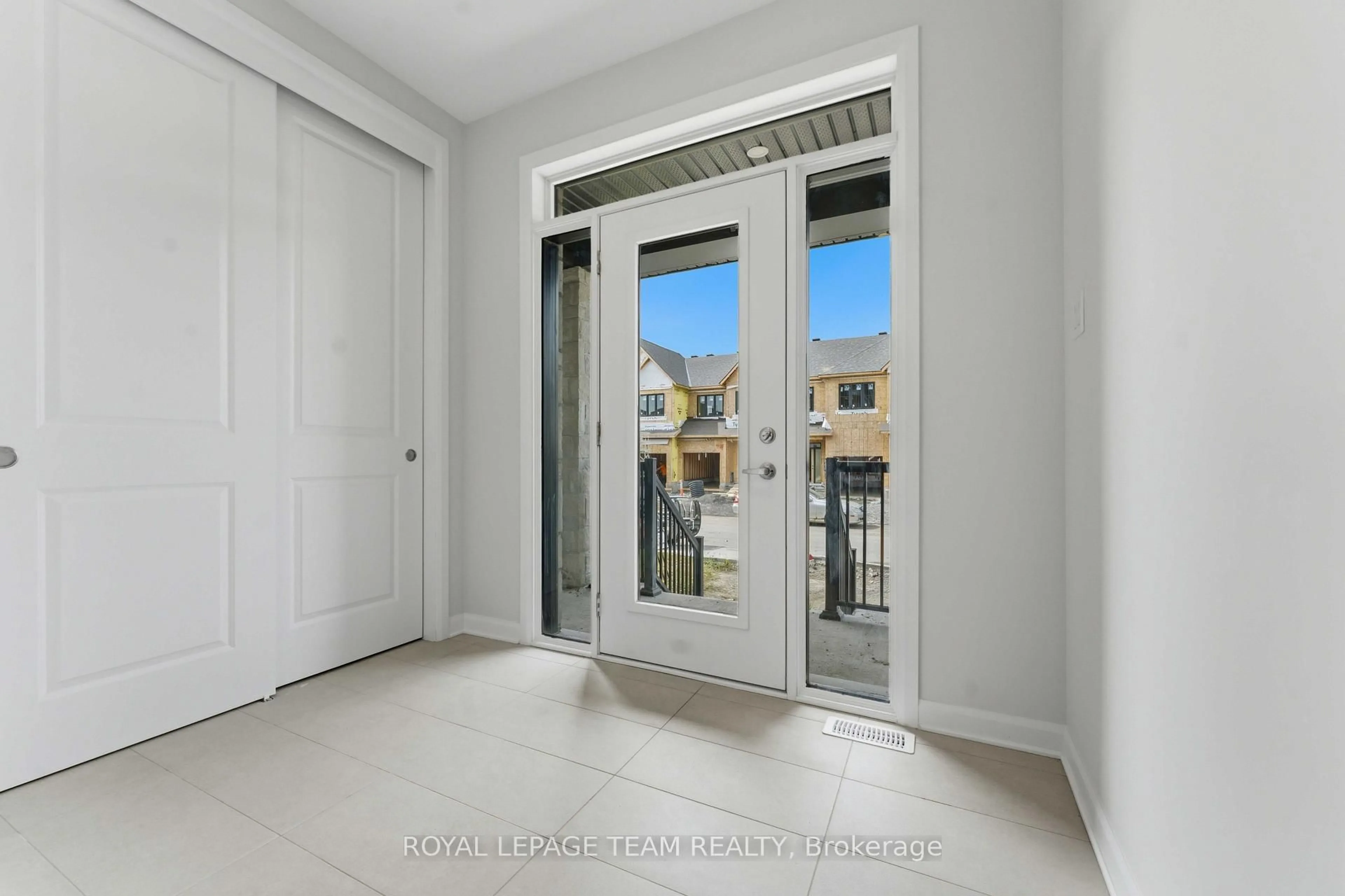 Indoor entryway for 920 Locomotion Lane, Kanata Ontario K2V 0V3