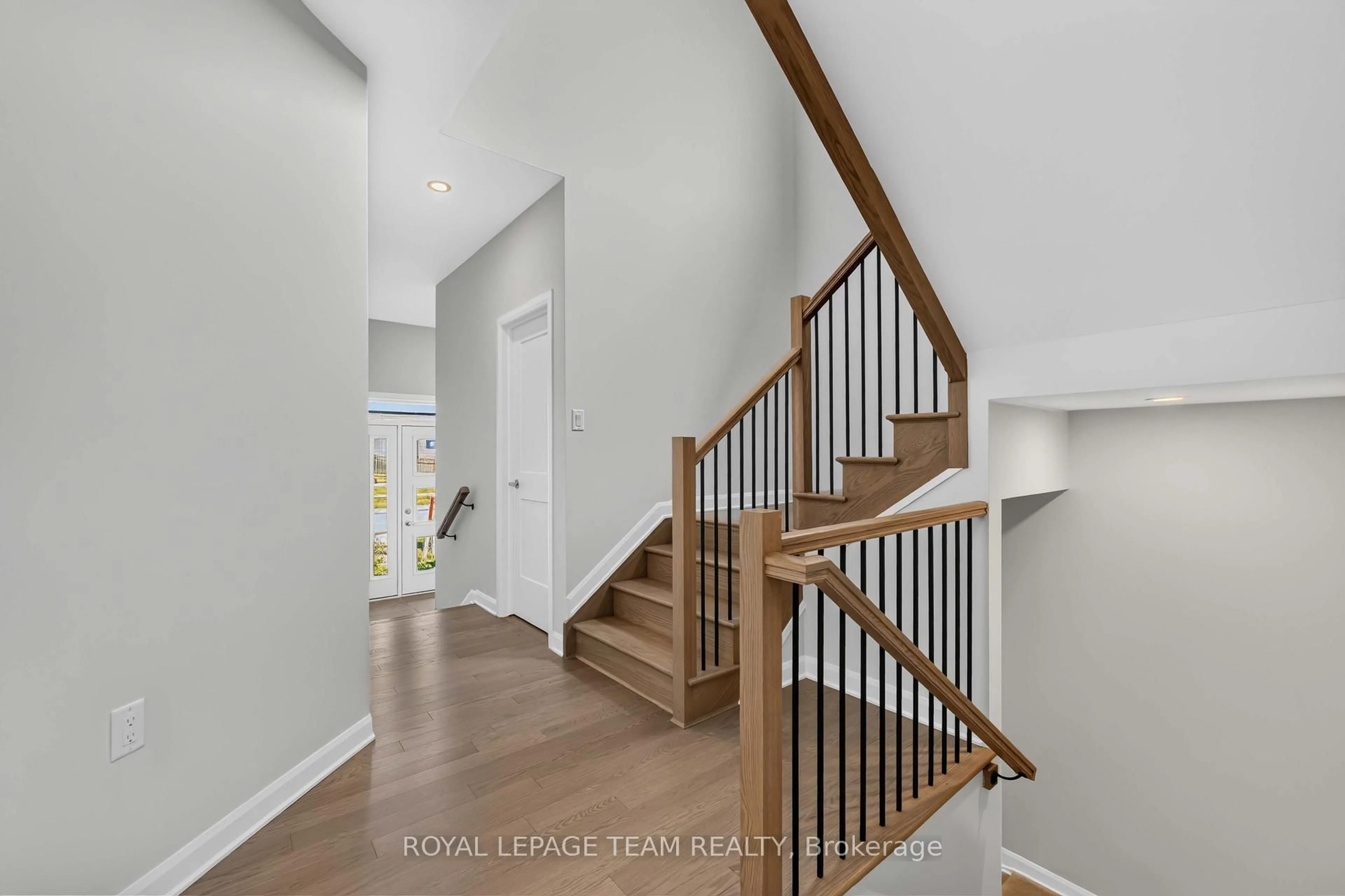 Stairs for 902 Locomotion Lane, Kanata Ontario K2V 0V1