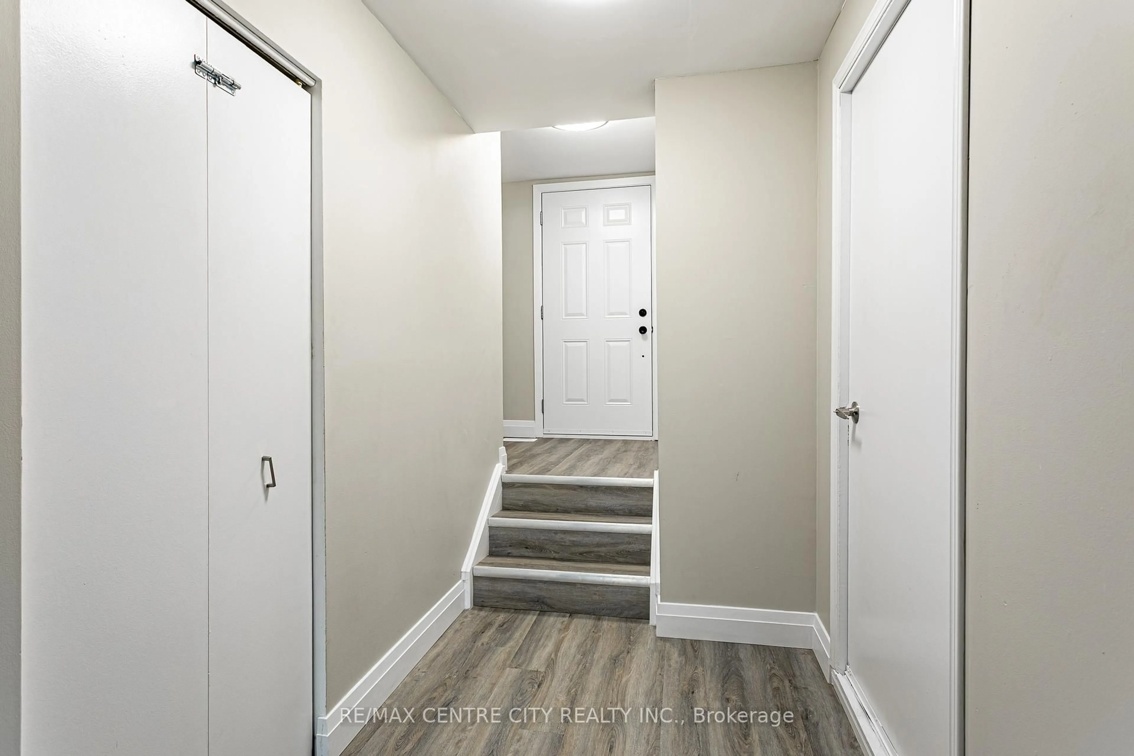 Indoor entryway for 900 Pond View Rd #42, London South Ontario N5Z 4L7