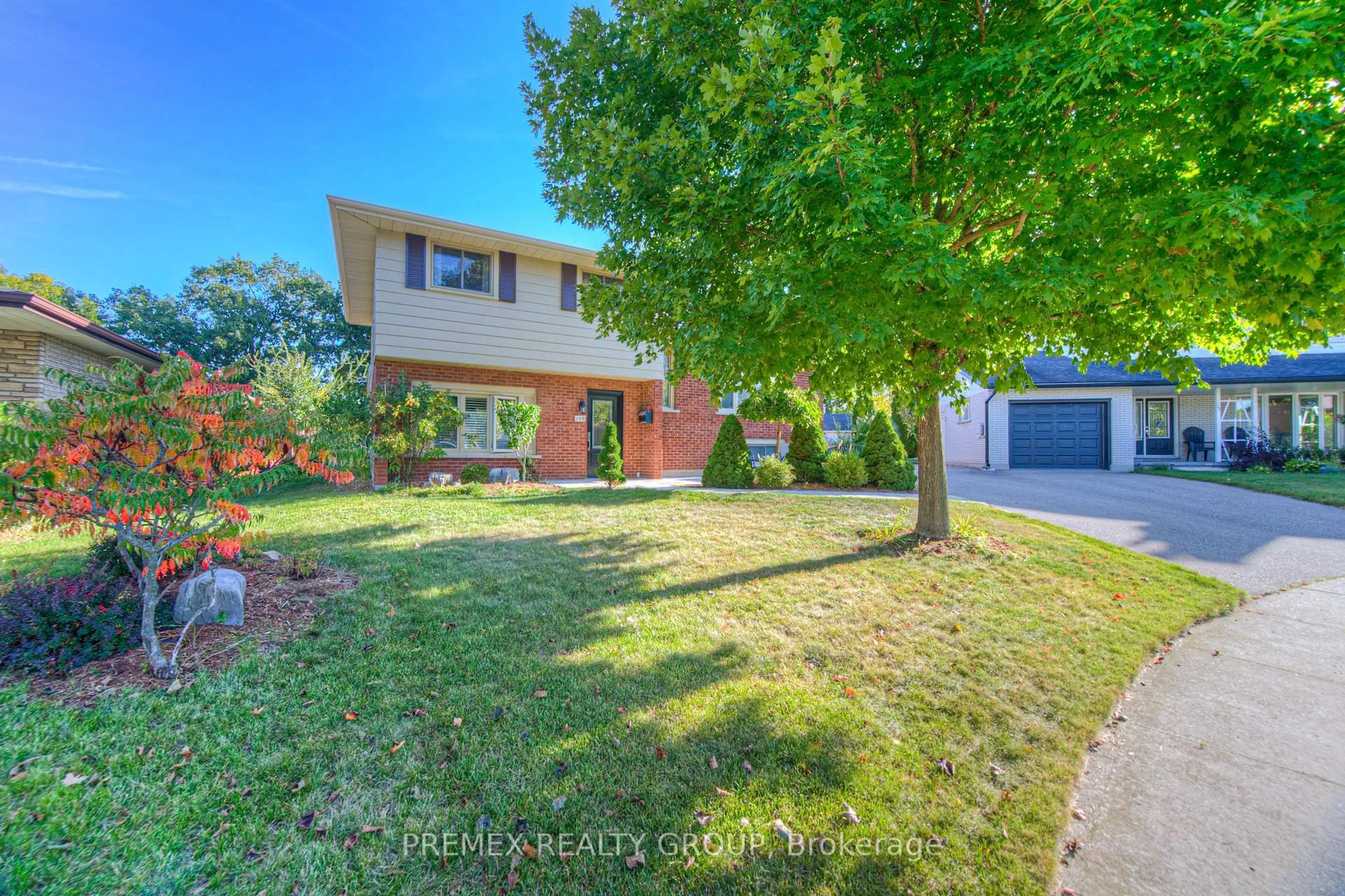 A pic from outside/outdoor area/front of a property/back of a property/a pic from drone, street for 109 Dorset Rd, Cambridge Ontario N1R 2X1