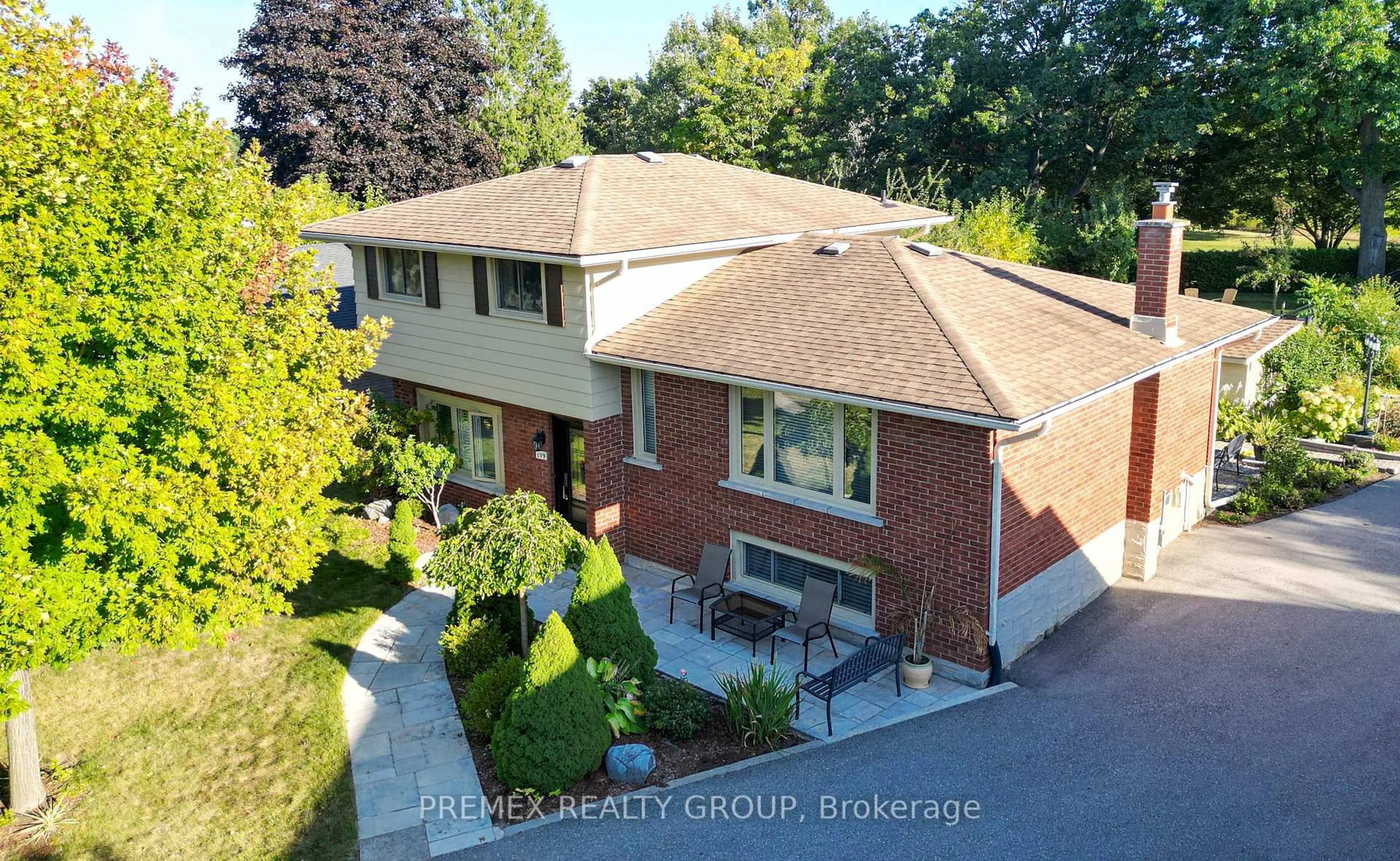 A pic from outside/outdoor area/front of a property/back of a property/a pic from drone, street for 109 Dorset Rd, Cambridge Ontario N1R 2X1