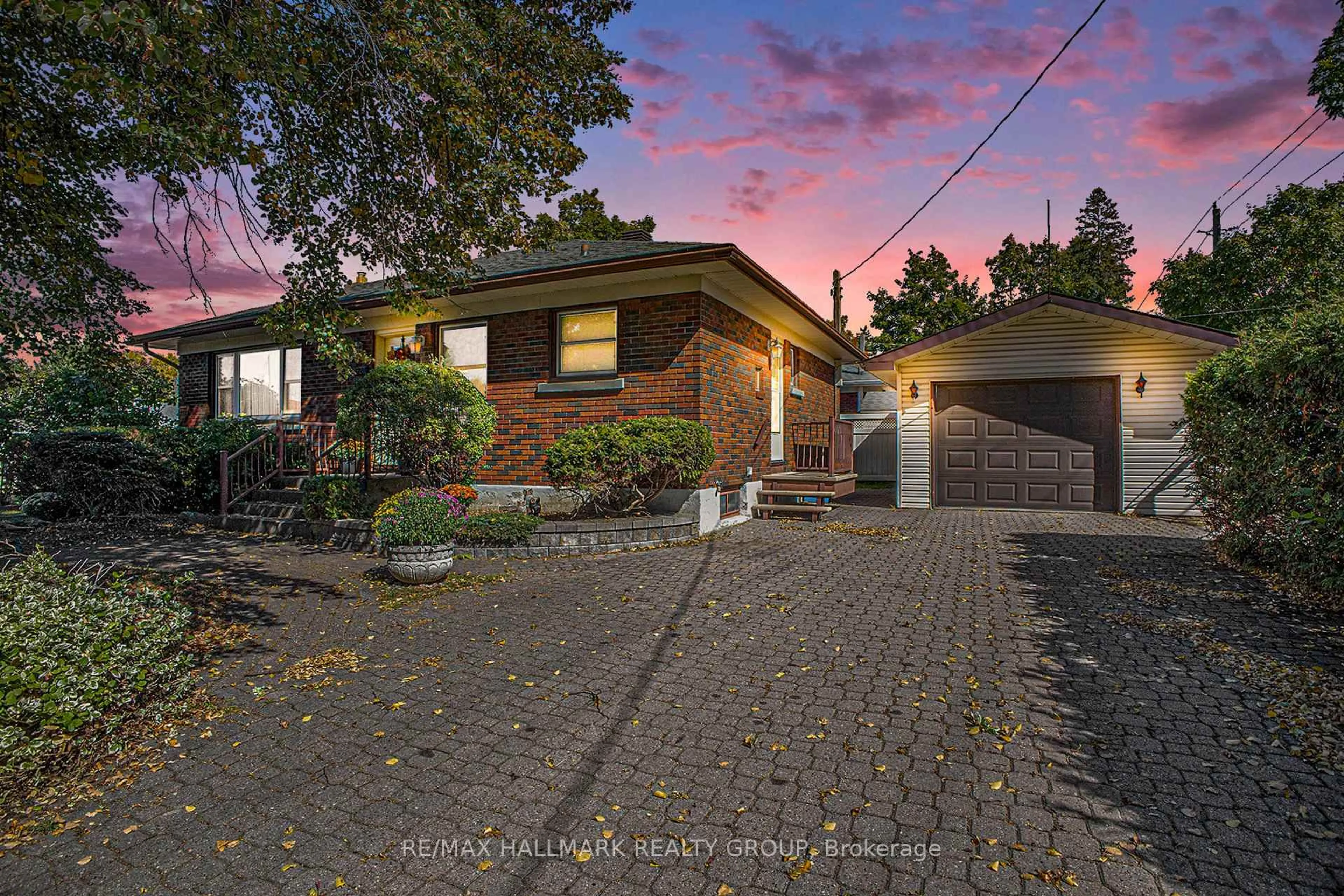 A pic from outside/outdoor area/front of a property/back of a property/a pic from drone, street for 2023 Vincent St, Ottawa Ontario K1G 2M8