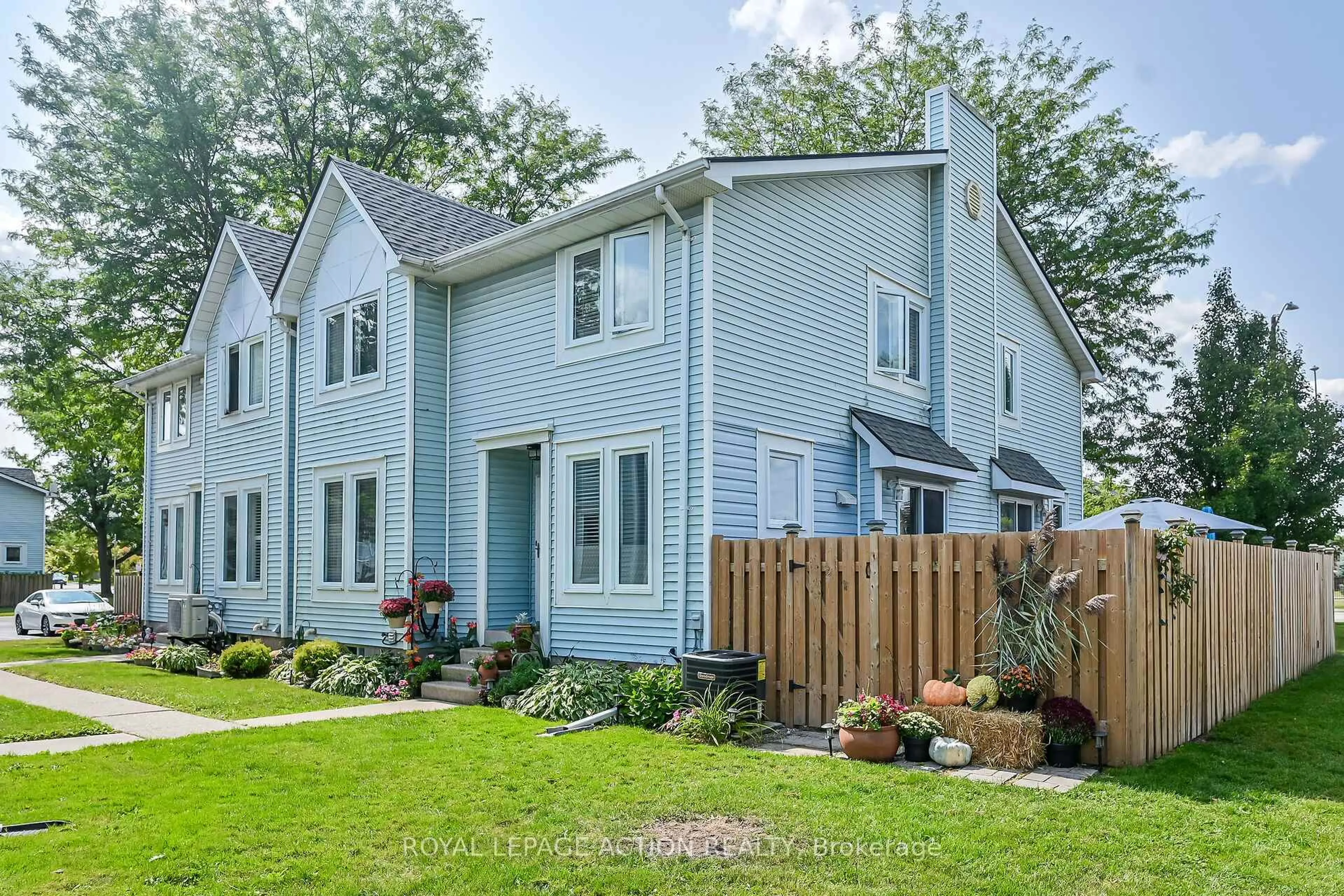 Home with vinyl exterior material, street for 1 Brantwood Park Rd #2, Brantford Ontario N3P 1Y3