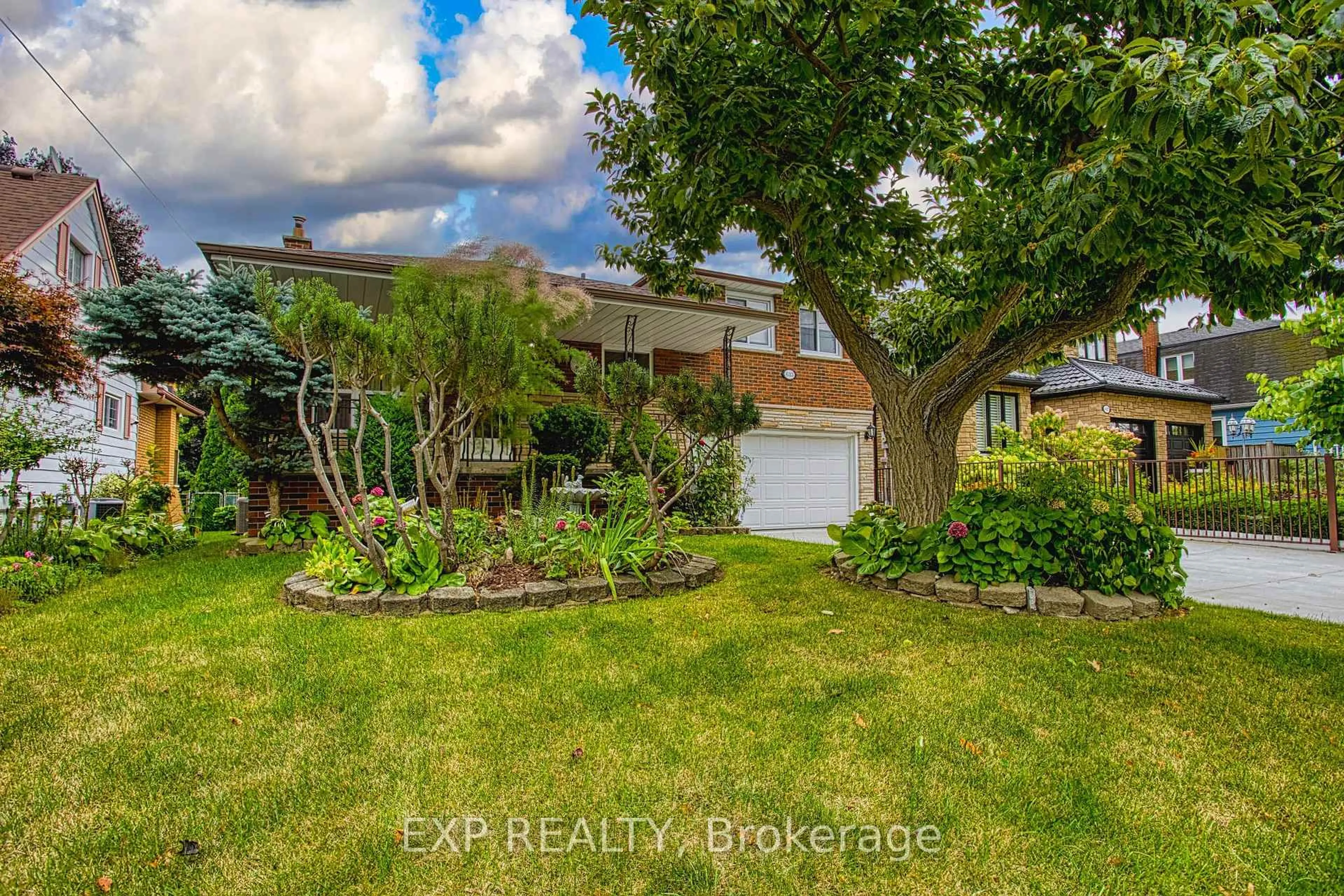 A pic from outside/outdoor area/front of a property/back of a property/a pic from drone, street for 633 Rosseau Rd, Hamilton Ontario L8K 4T9