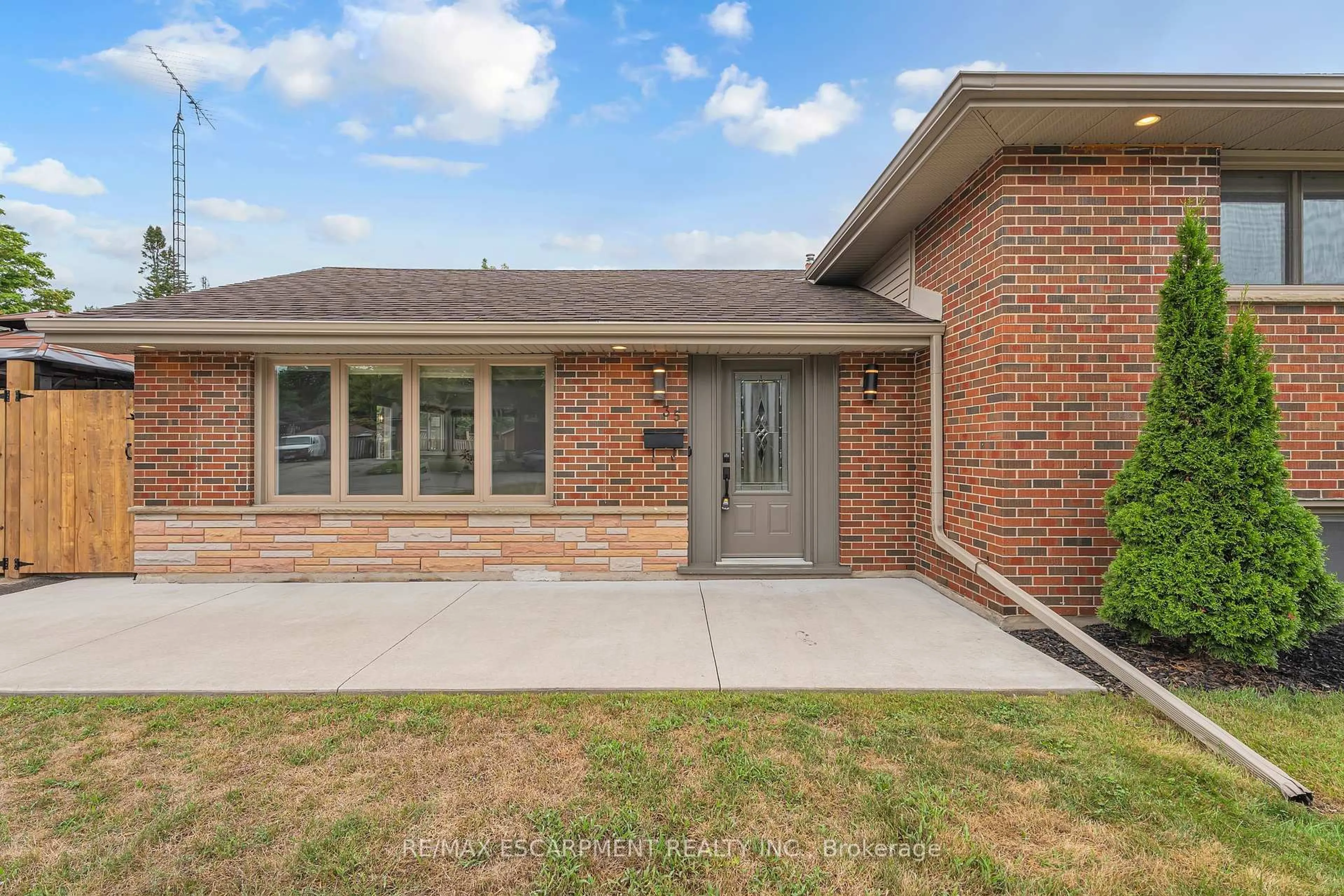 Home with brick exterior material, street for 35 Hickery Pl, Brantford Ontario N3S 3C7