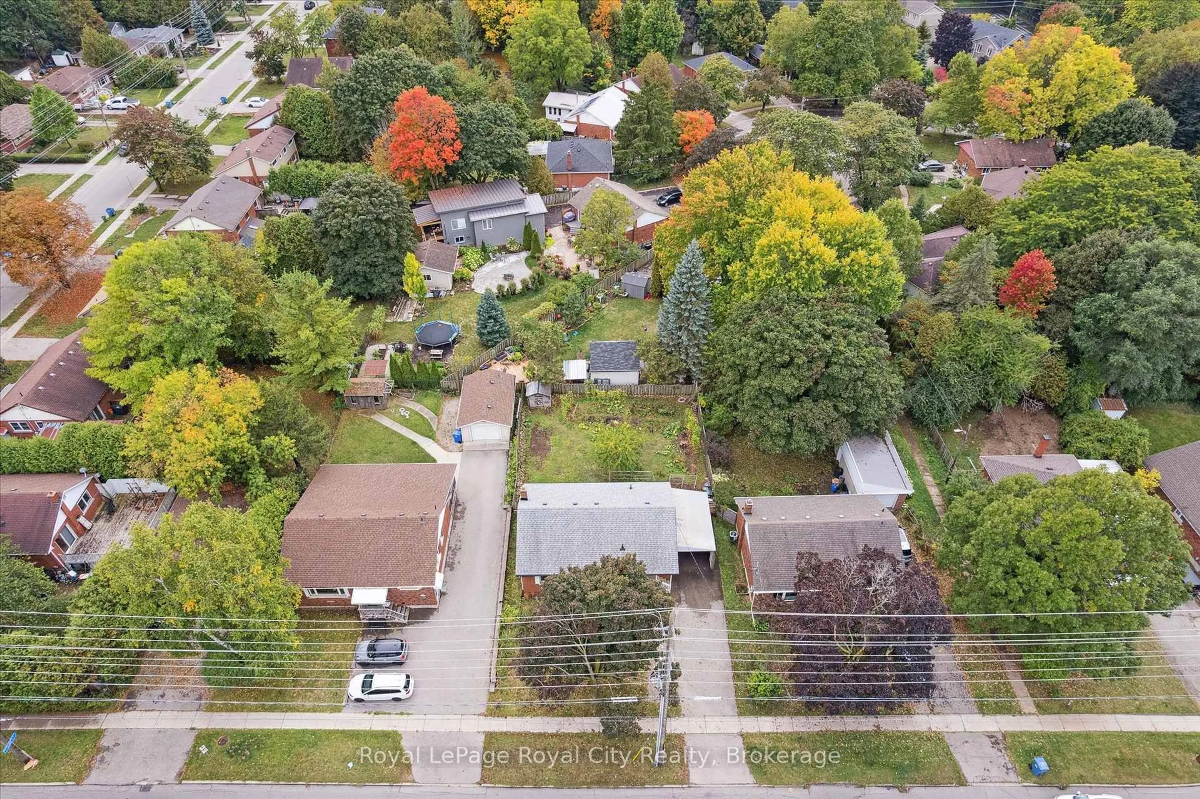 A pic from outside/outdoor area/front of a property/back of a property/a pic from drone, street for 193 Edinburgh Rd, Guelph Ontario N1G 2H8