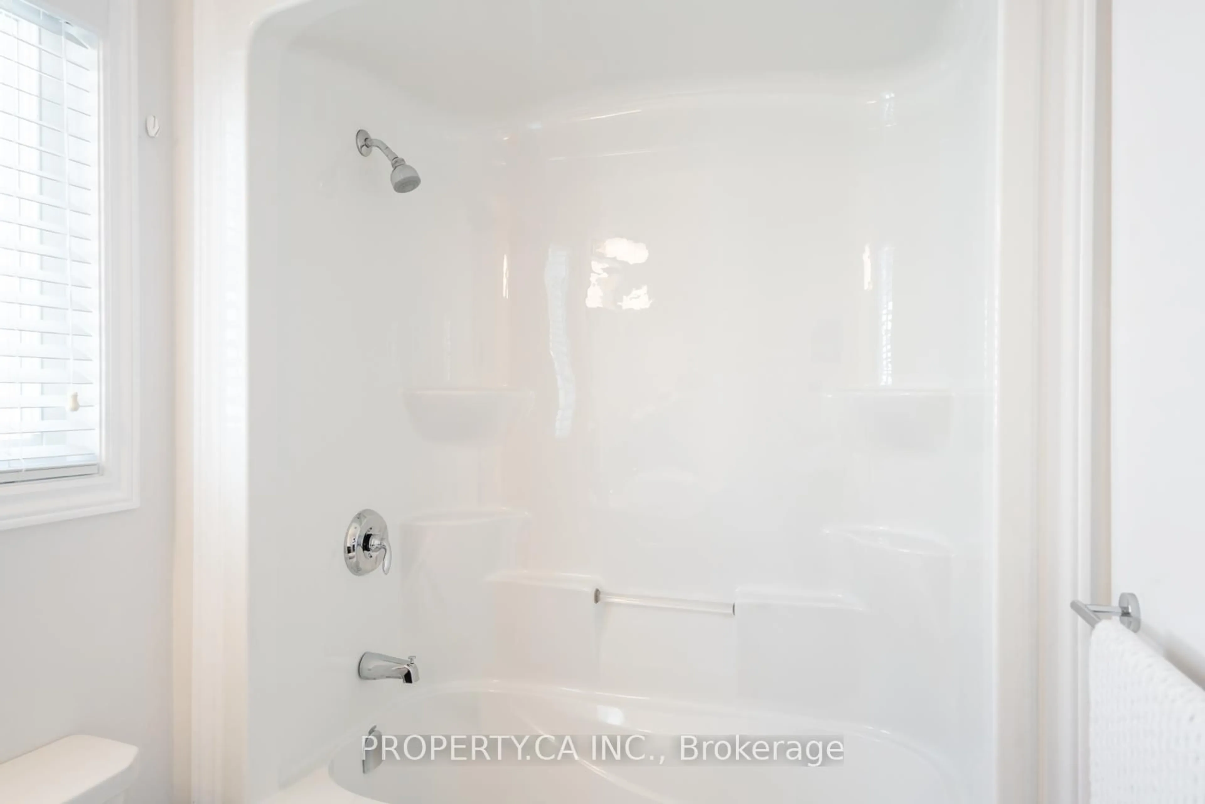 Standard bathroom, ceramic/tile floor for 102 Bethune Ave, Welland Ontario L3B 0H5