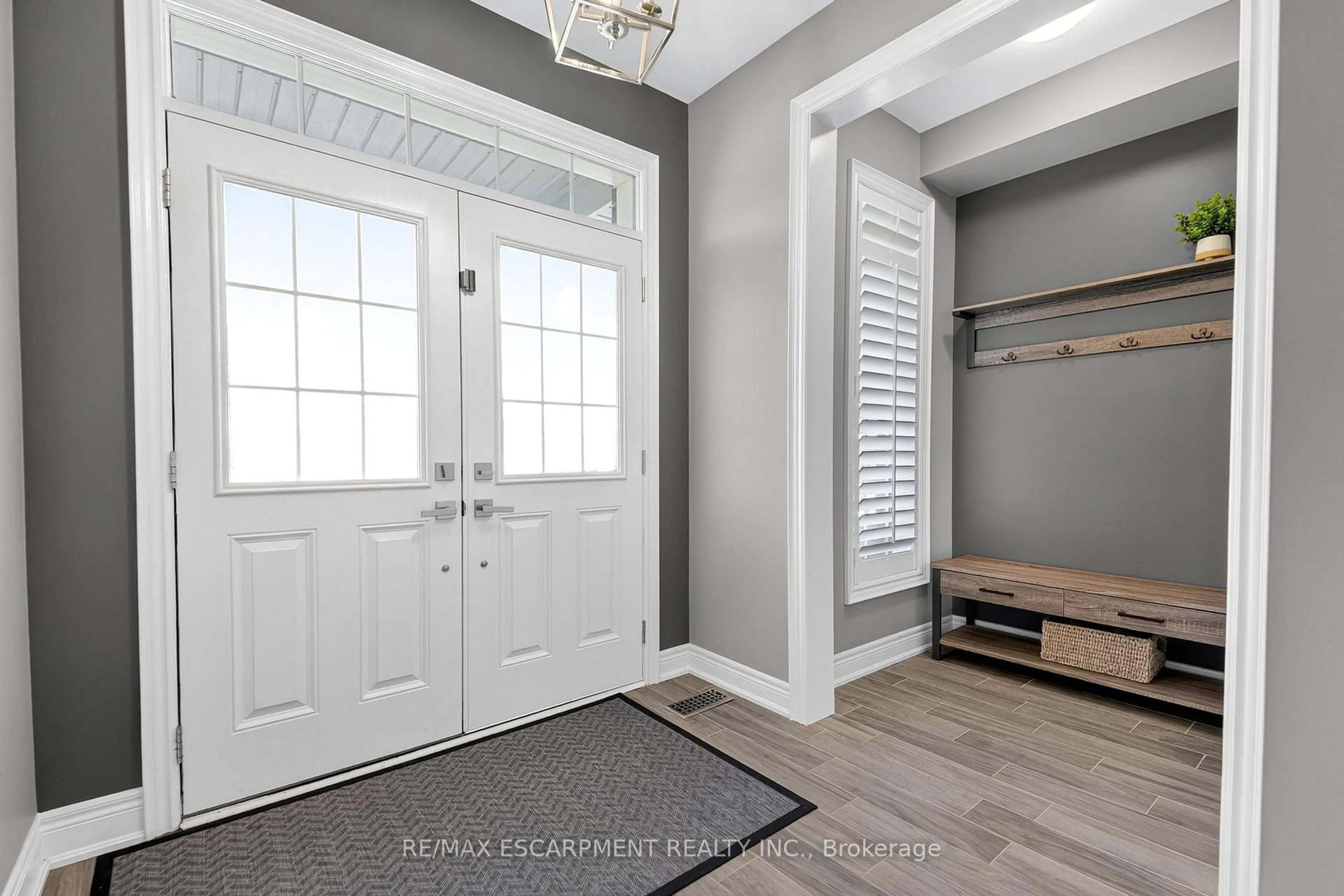 Indoor entryway for 117 Wimberly Ave, Hamilton Ontario L8B 0S2