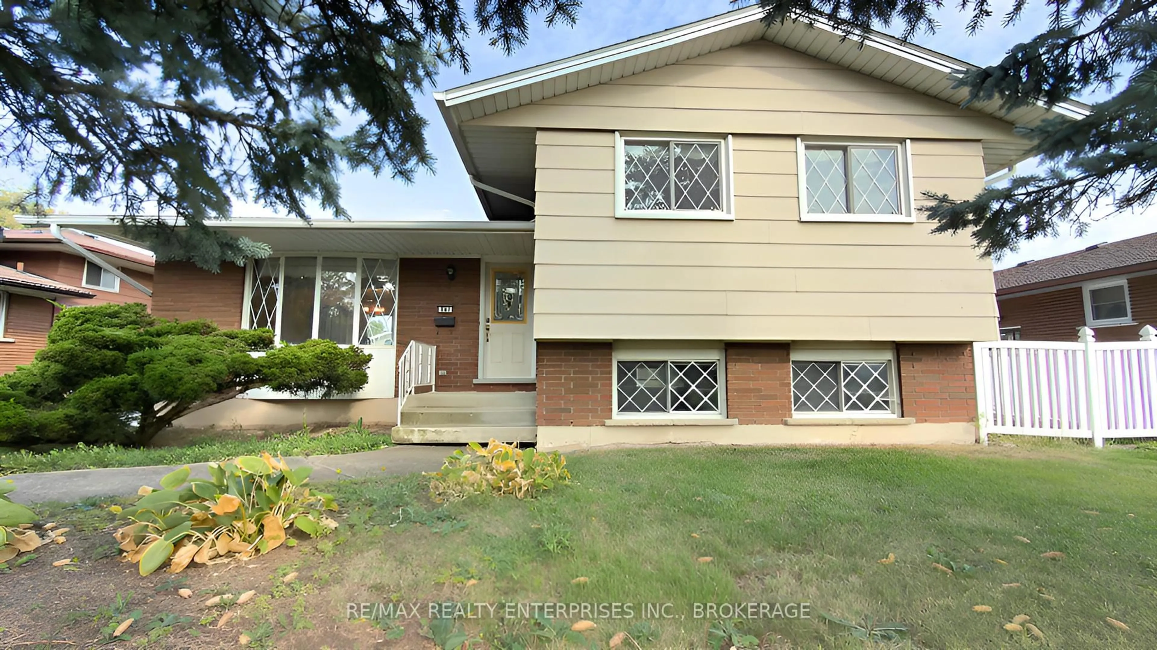 Home with vinyl exterior material, street for 987 Steele St, Port Colborne Ontario L3K 5A1