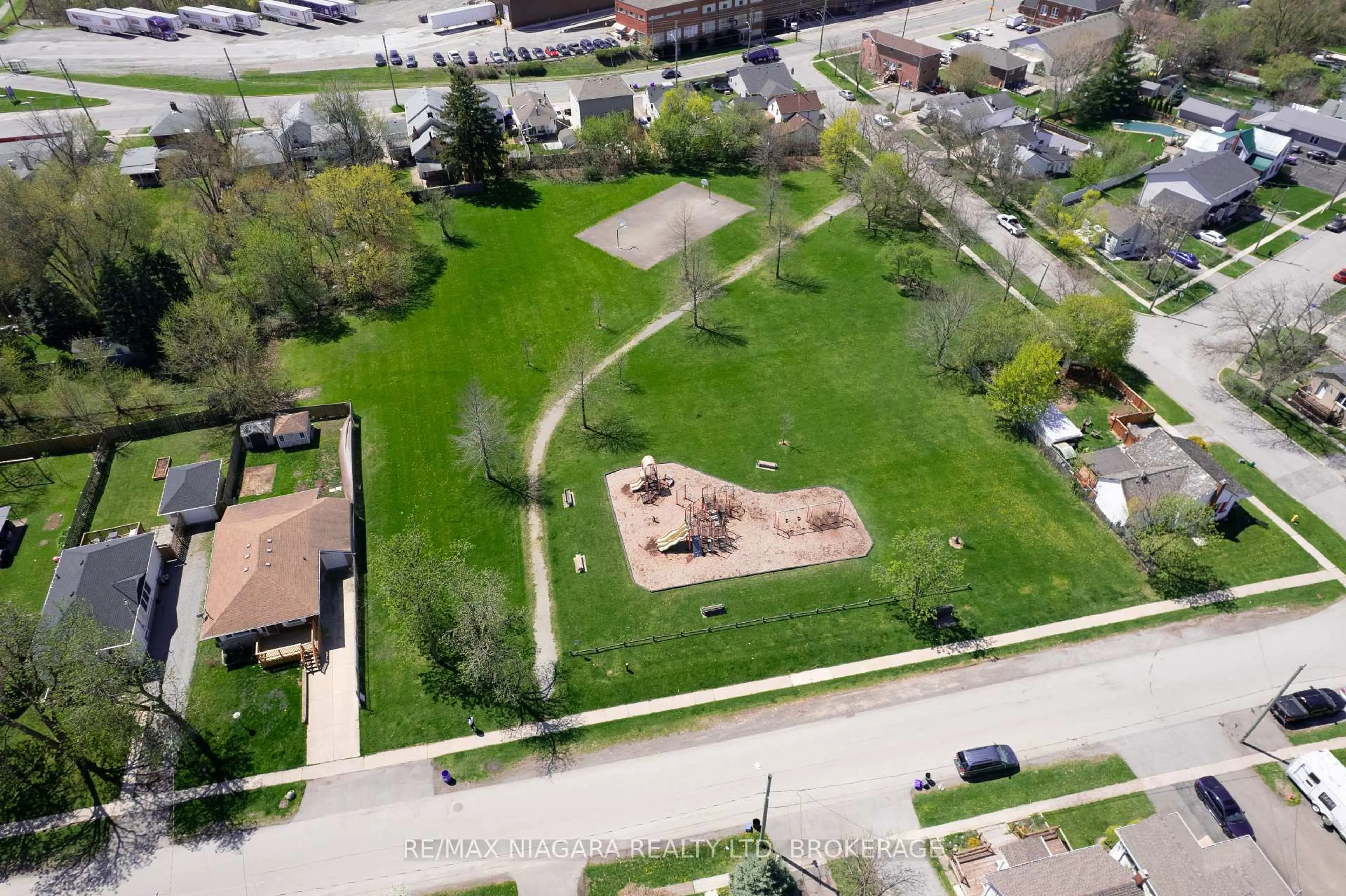 A pic from outside/outdoor area/front of a property/back of a property/a pic from drone, street for 5 St Peter St, St. Catharines Ontario L2T 1N7