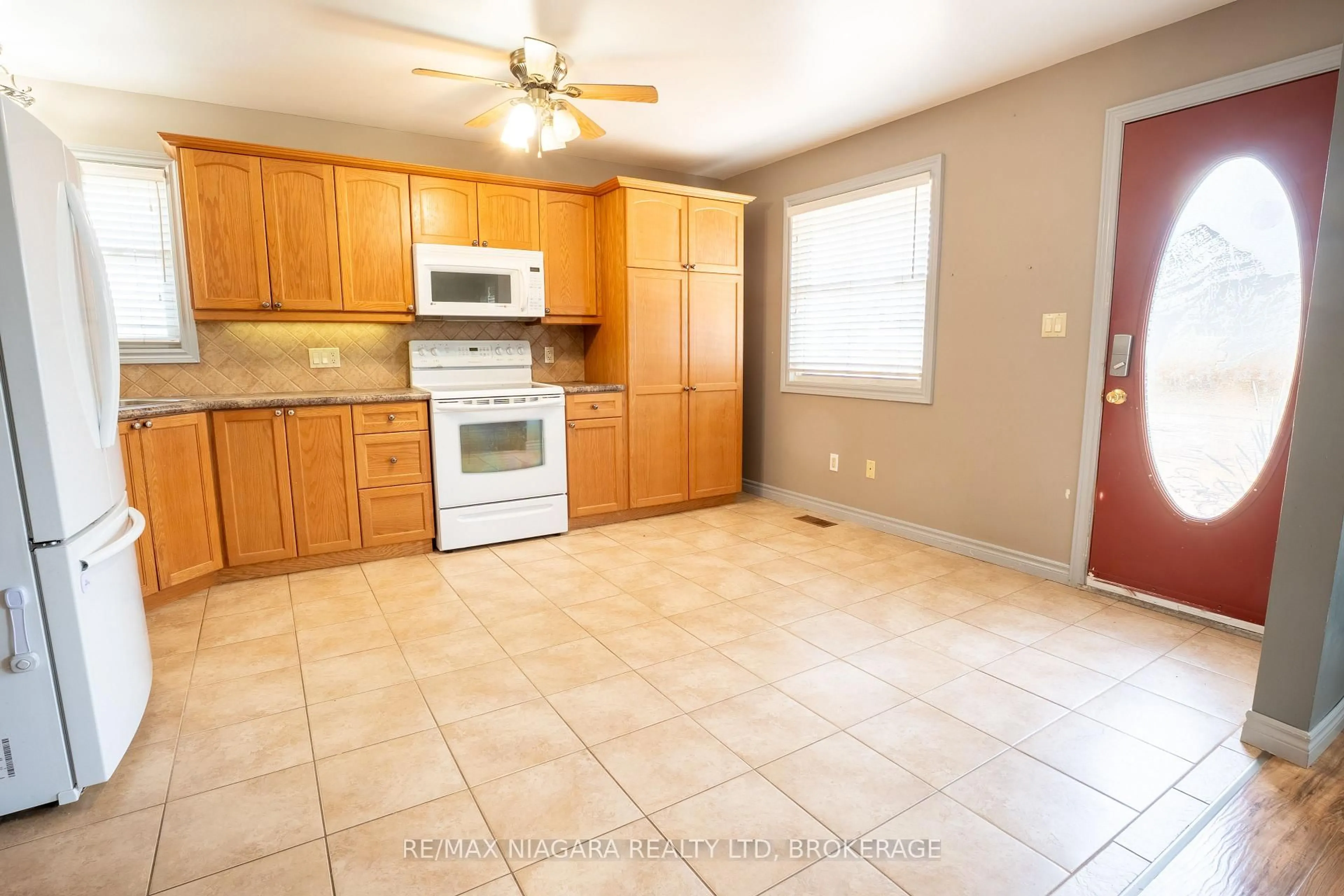 Standard kitchen, ceramic/tile floor for 5 St Peter St, St. Catharines Ontario L2T 1N7