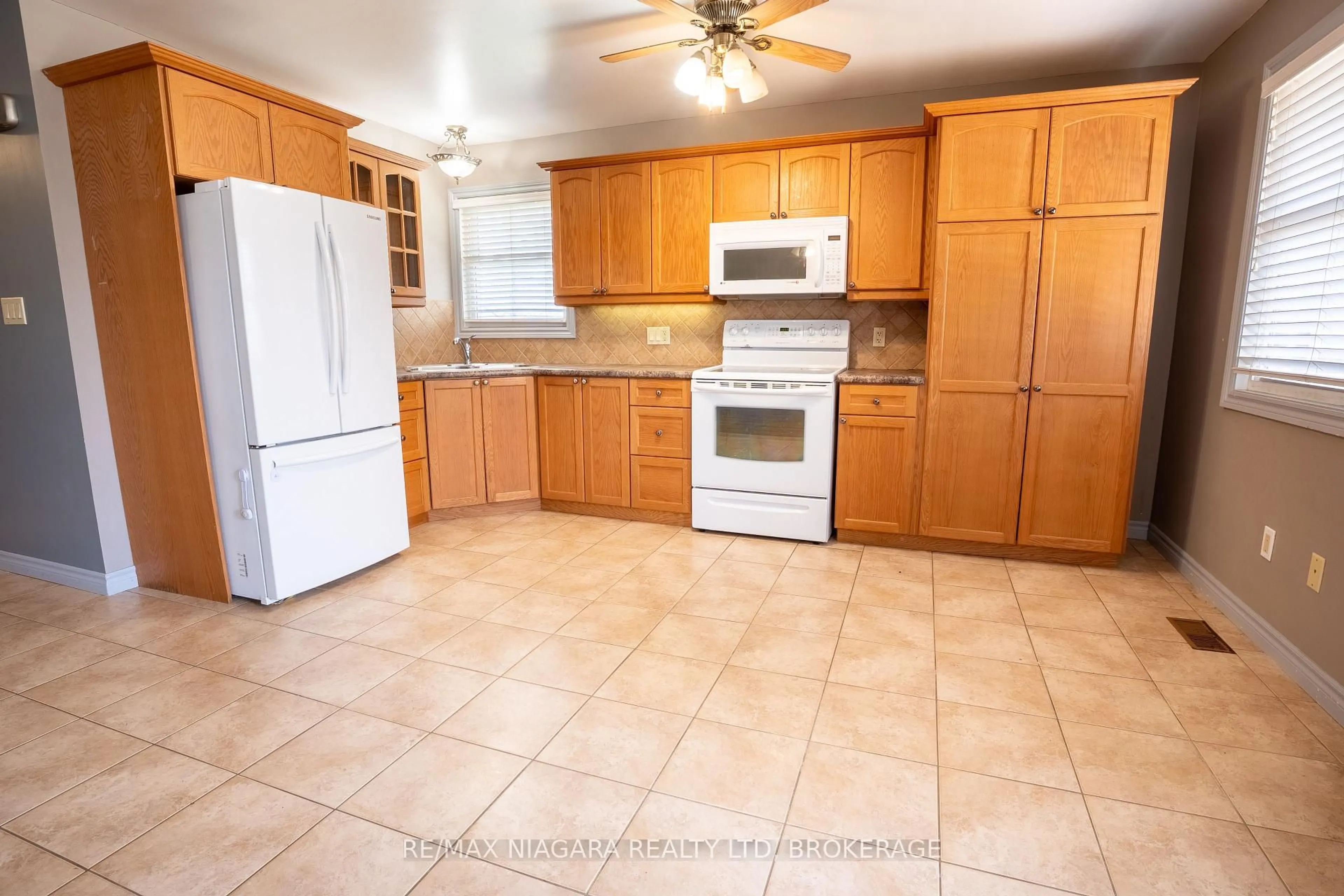 Standard kitchen, ceramic/tile floor for 5 St Peter St, St. Catharines Ontario L2T 1N7