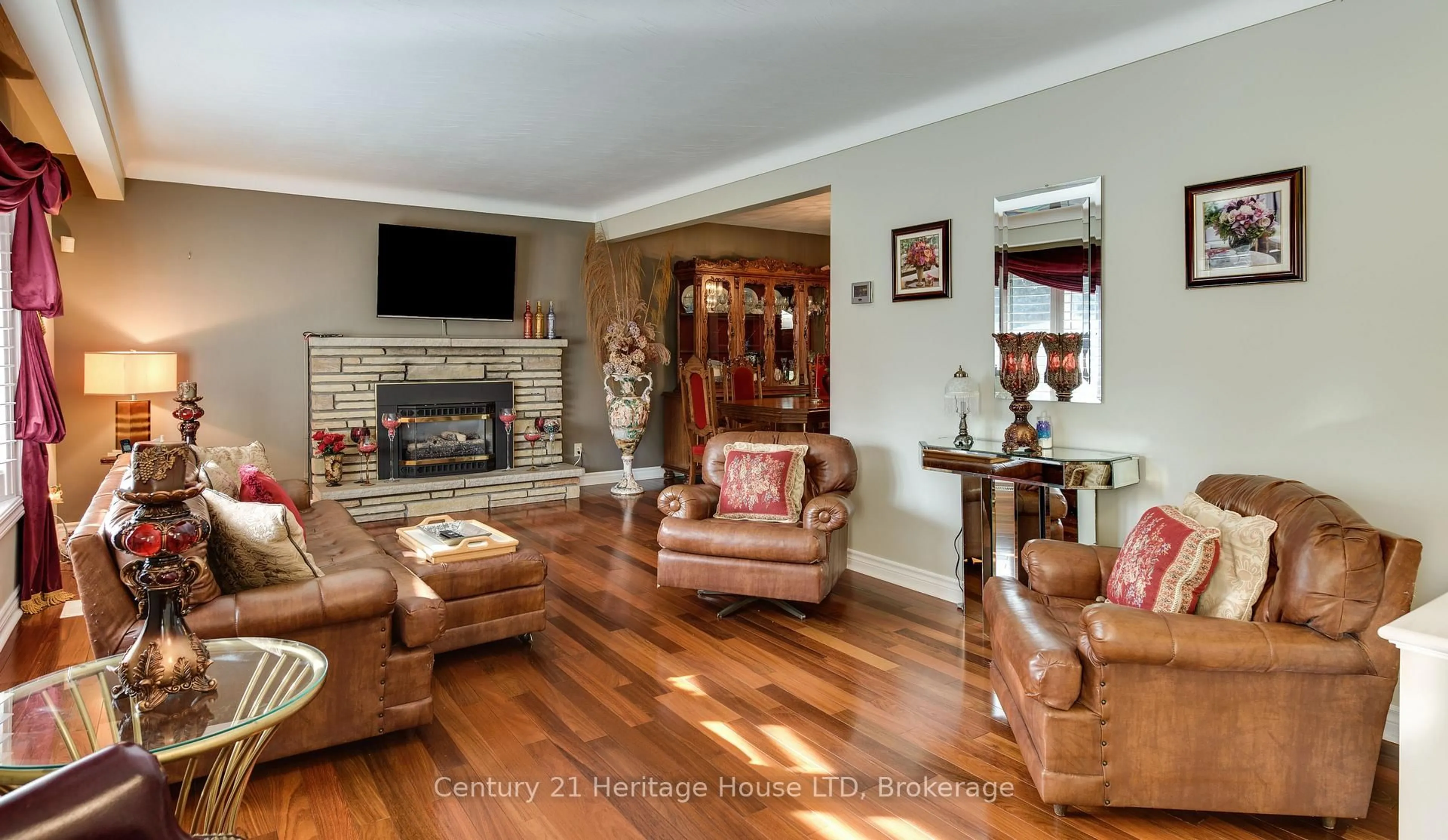 Living room with furniture, wood/laminate floor for 7835 Rysdale St, Niagara Falls Ontario L2H 1G5