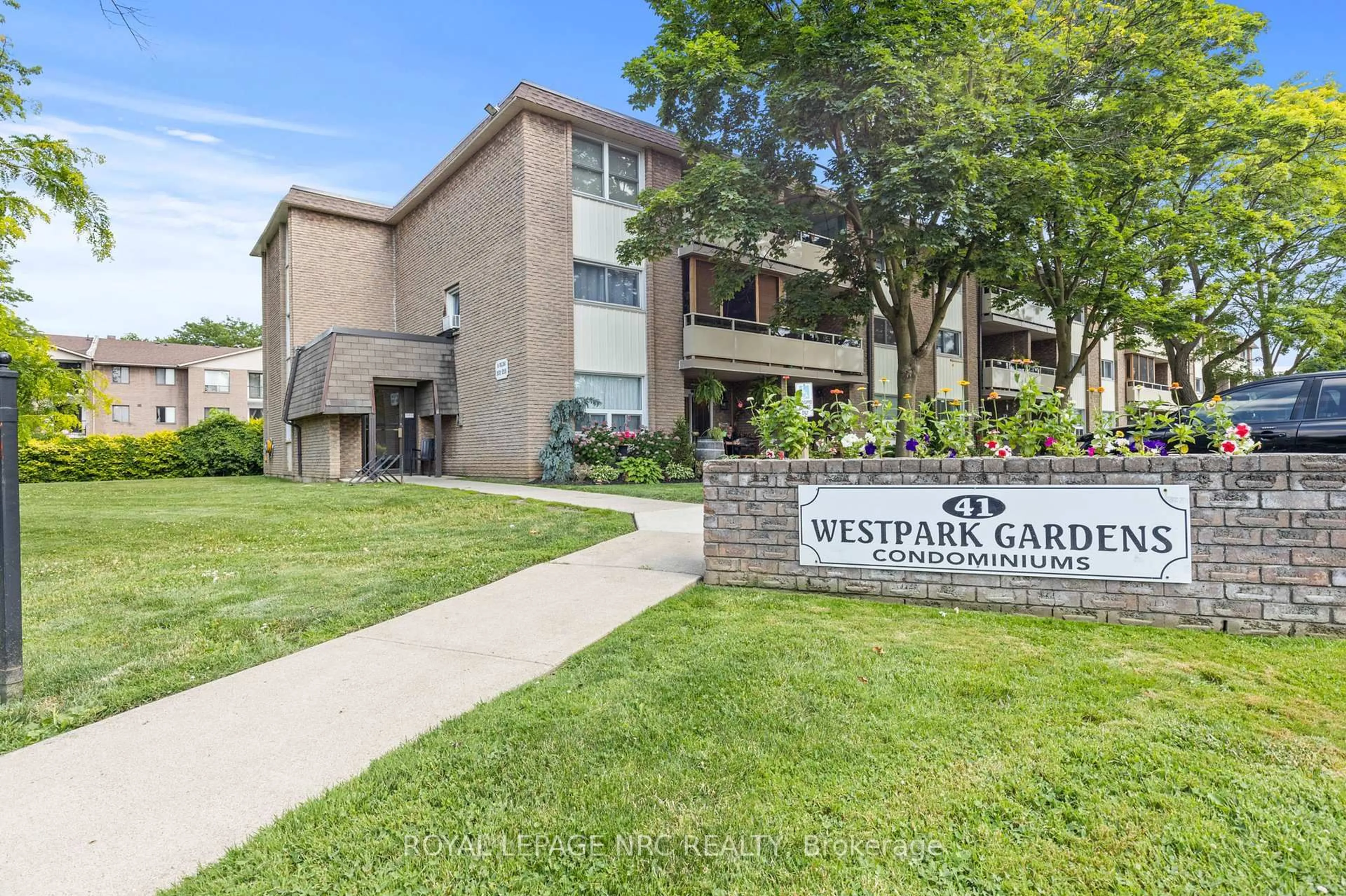 Indoor foyer for 41 Rykert St #215, St. Catharines Ontario L2S 3A4