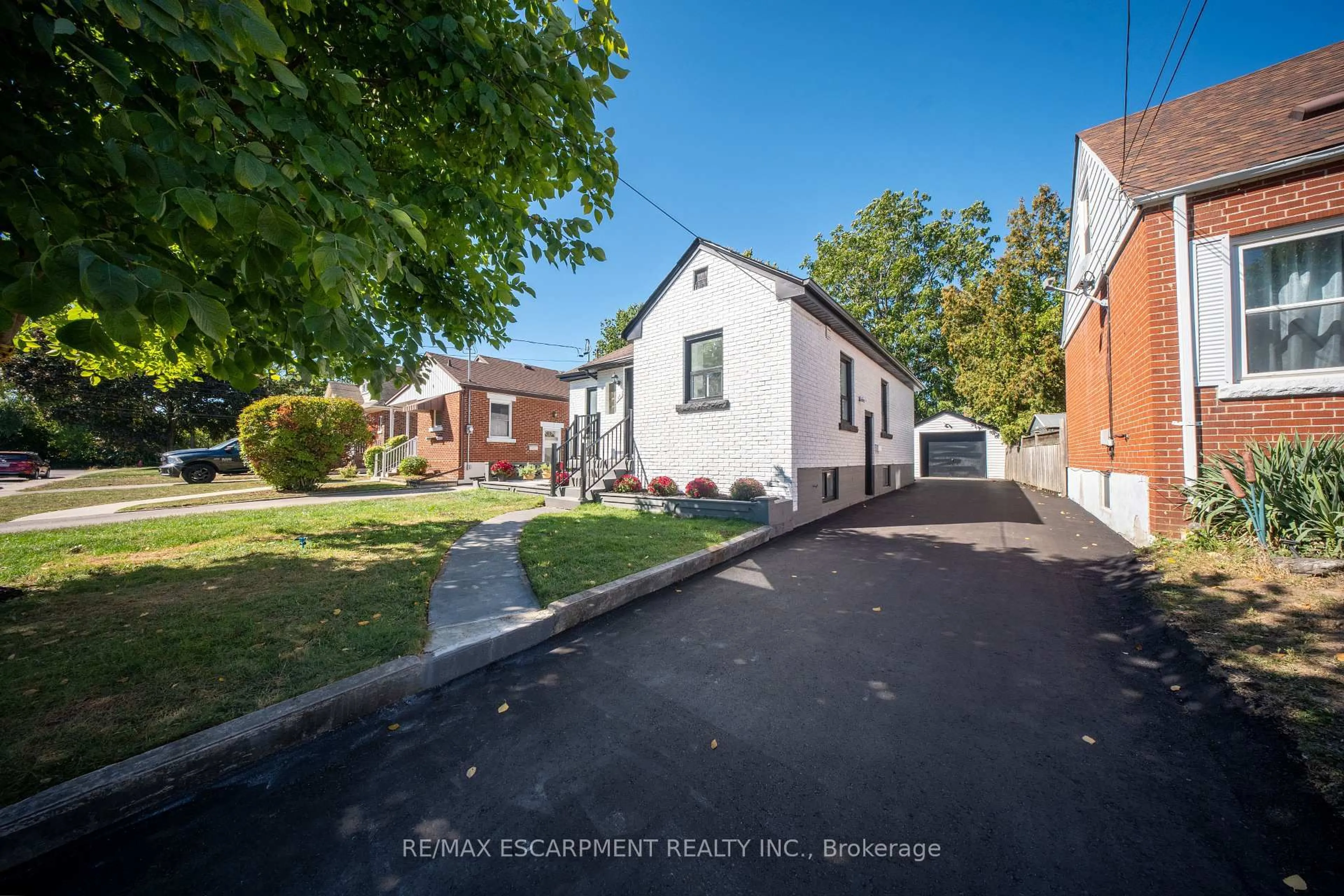 A pic from outside/outdoor area/front of a property/back of a property/a pic from drone, street for 48 Woodbridge Rd, Hamilton Ontario L8K 3C9