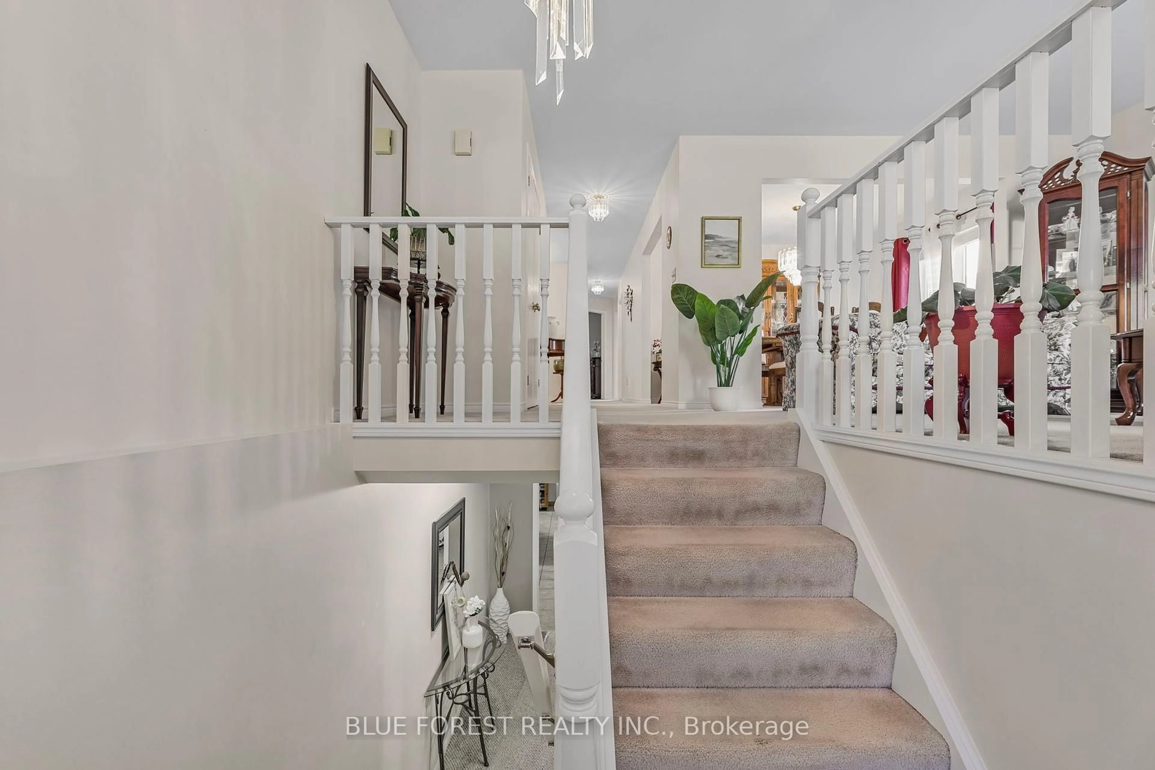 Indoor foyer for 930 Railton Ave, London East Ontario N5V 4V7