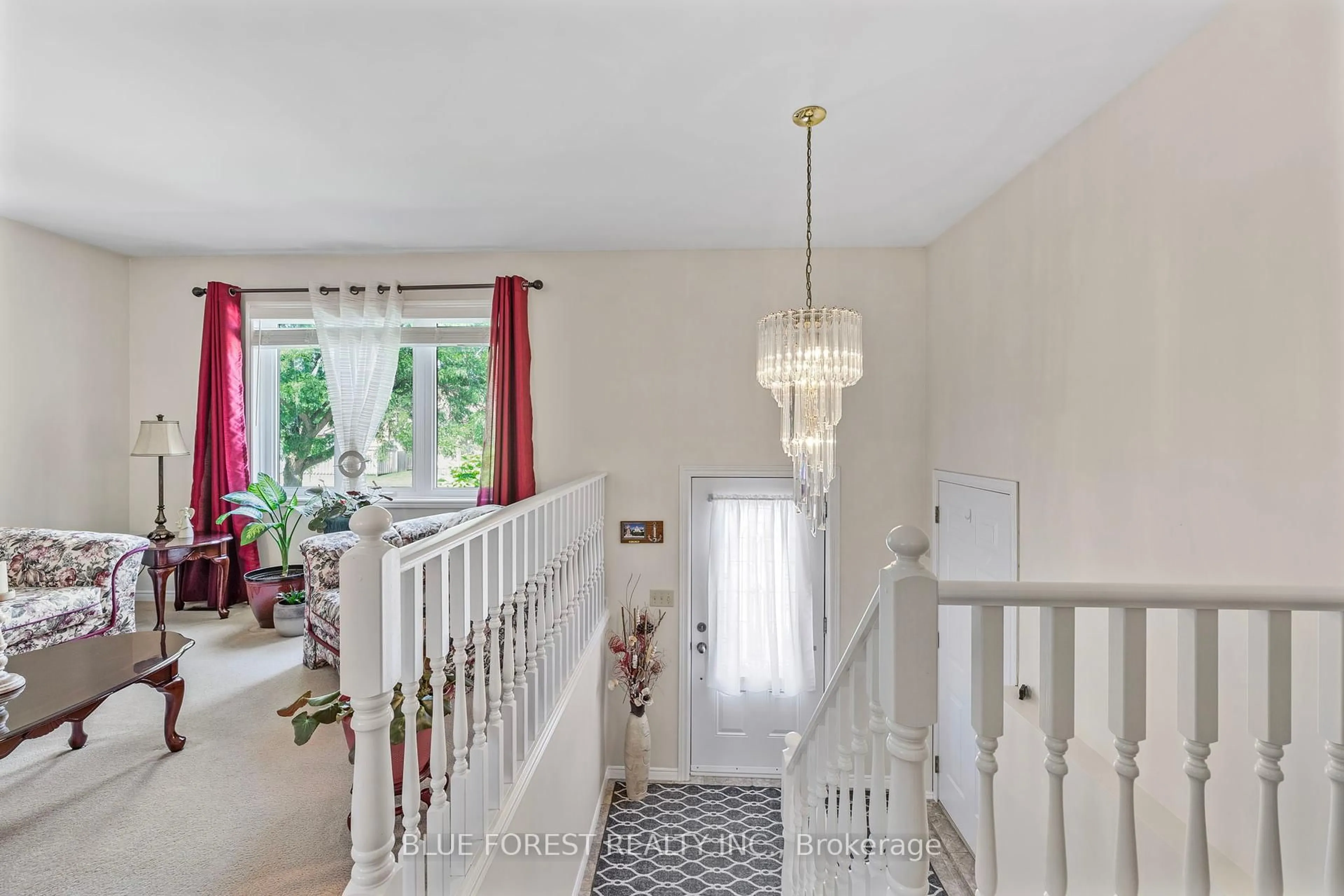 Indoor foyer for 930 Railton Ave, London East Ontario N5V 4V7