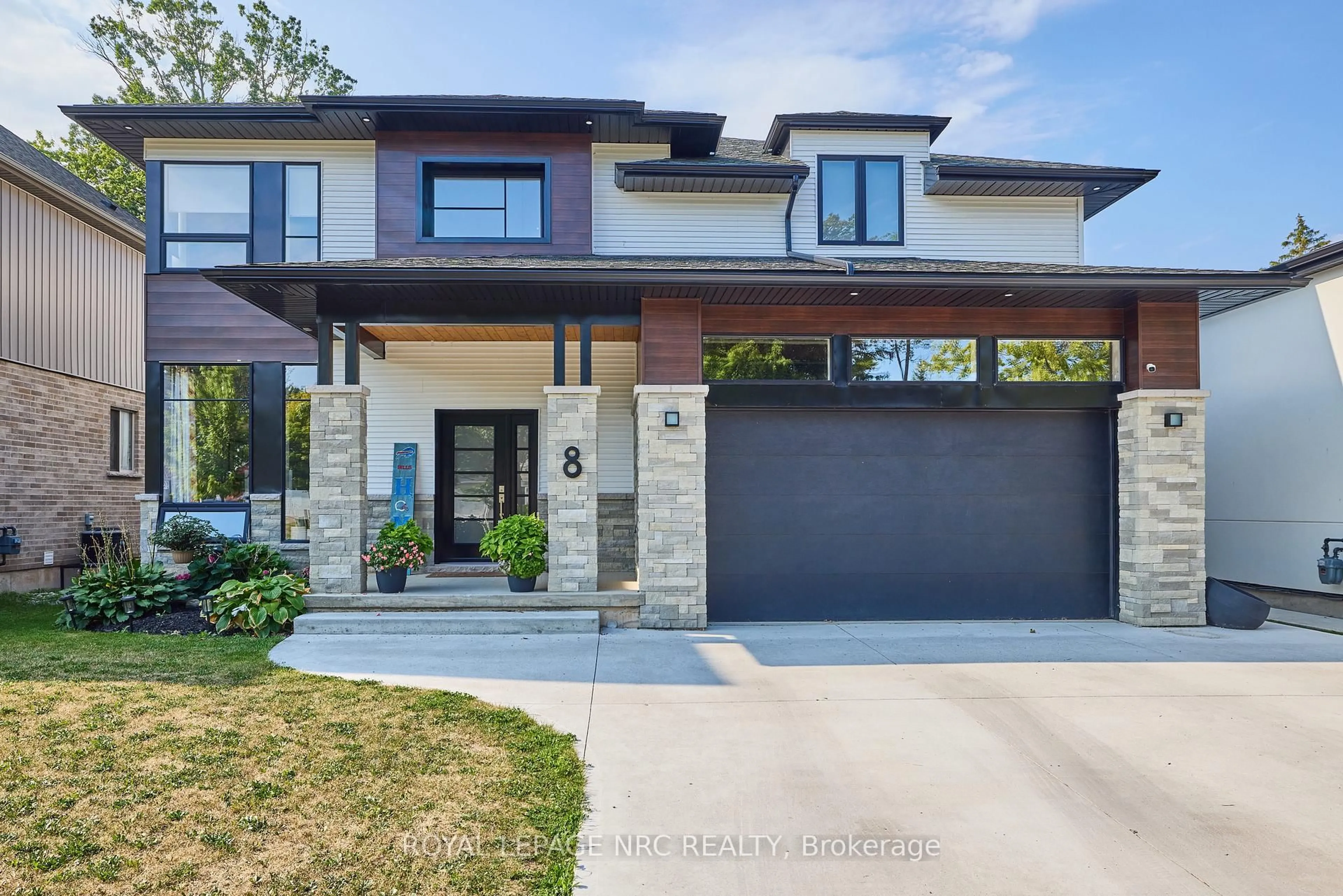 Home with brick exterior material, street for 8 Hilda St, Welland Ontario L3C 0H3