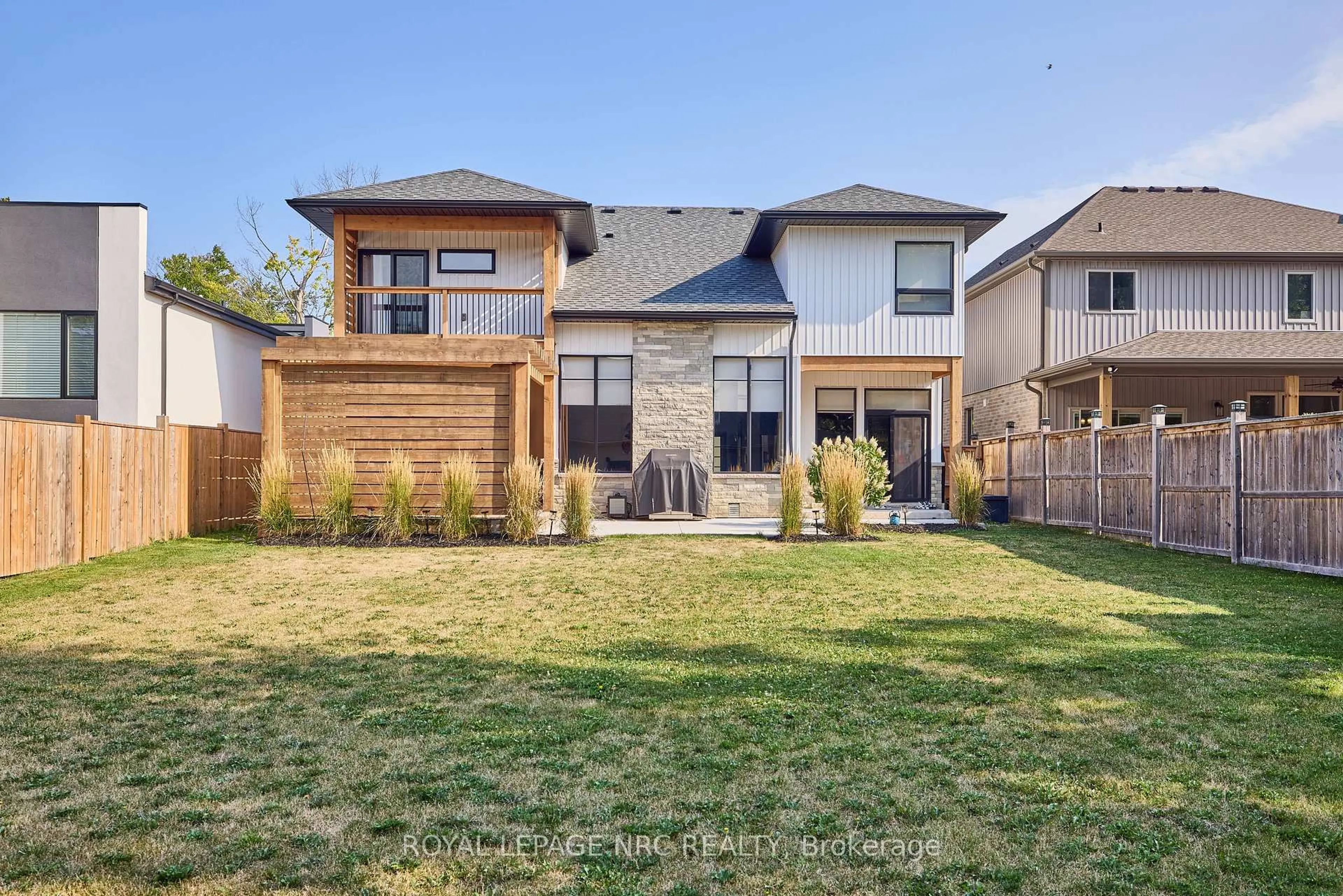 Home with brick exterior material, street for 8 Hilda St, Welland Ontario L3C 0H3