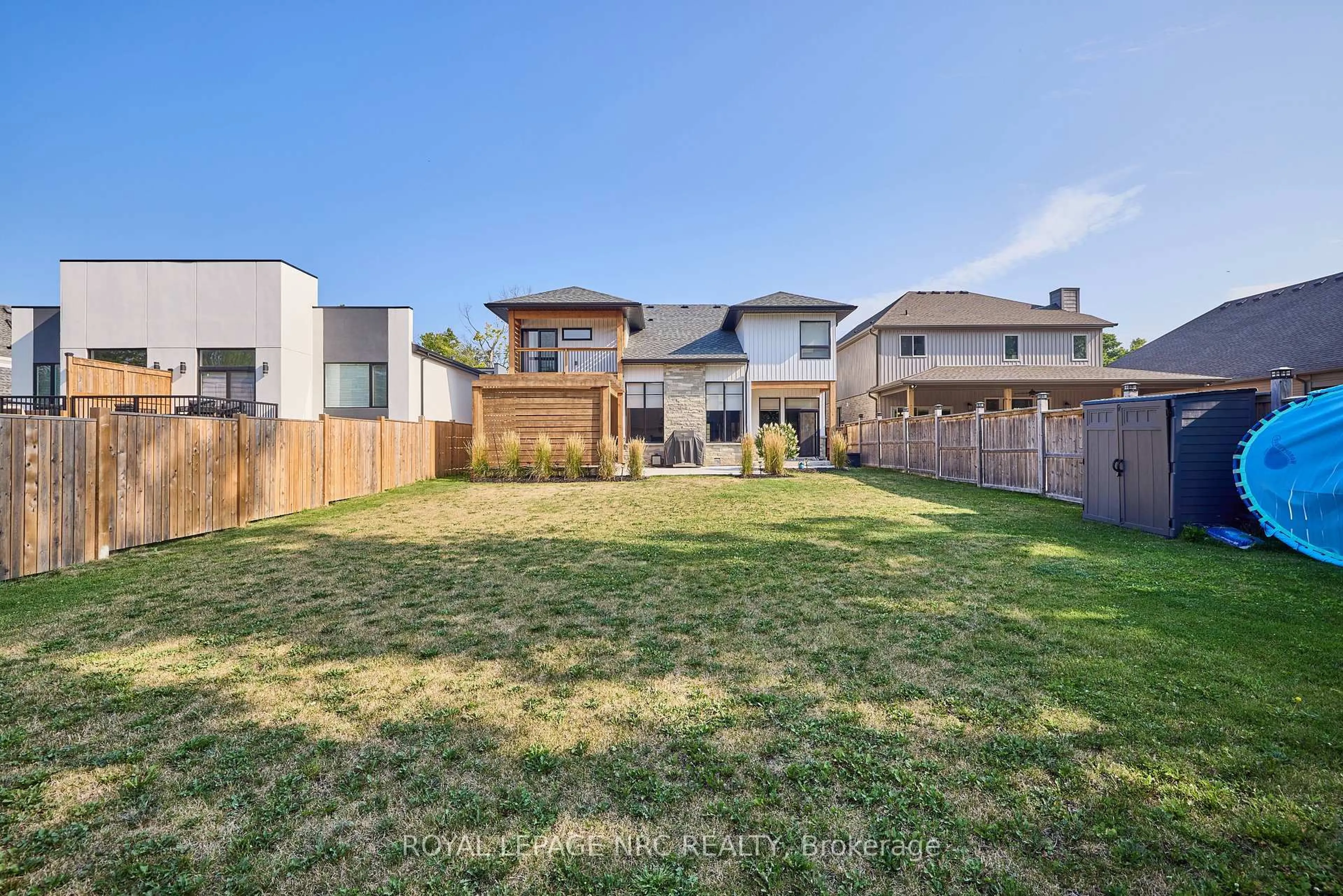 A pic from outside/outdoor area/front of a property/back of a property/a pic from drone, mountain view for 8 Hilda St, Welland Ontario L3C 0H3