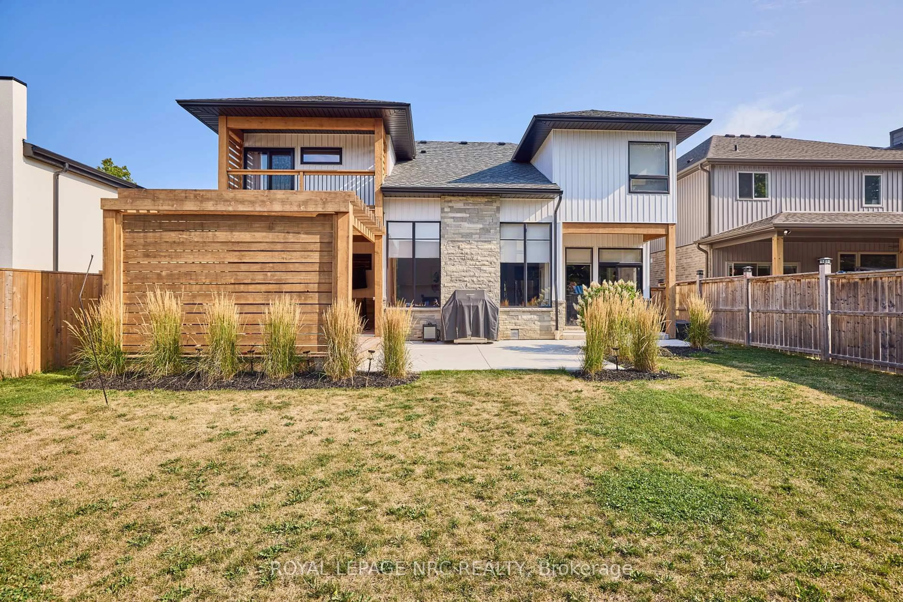 Home with brick exterior material, street for 8 Hilda St, Welland Ontario L3C 0H3