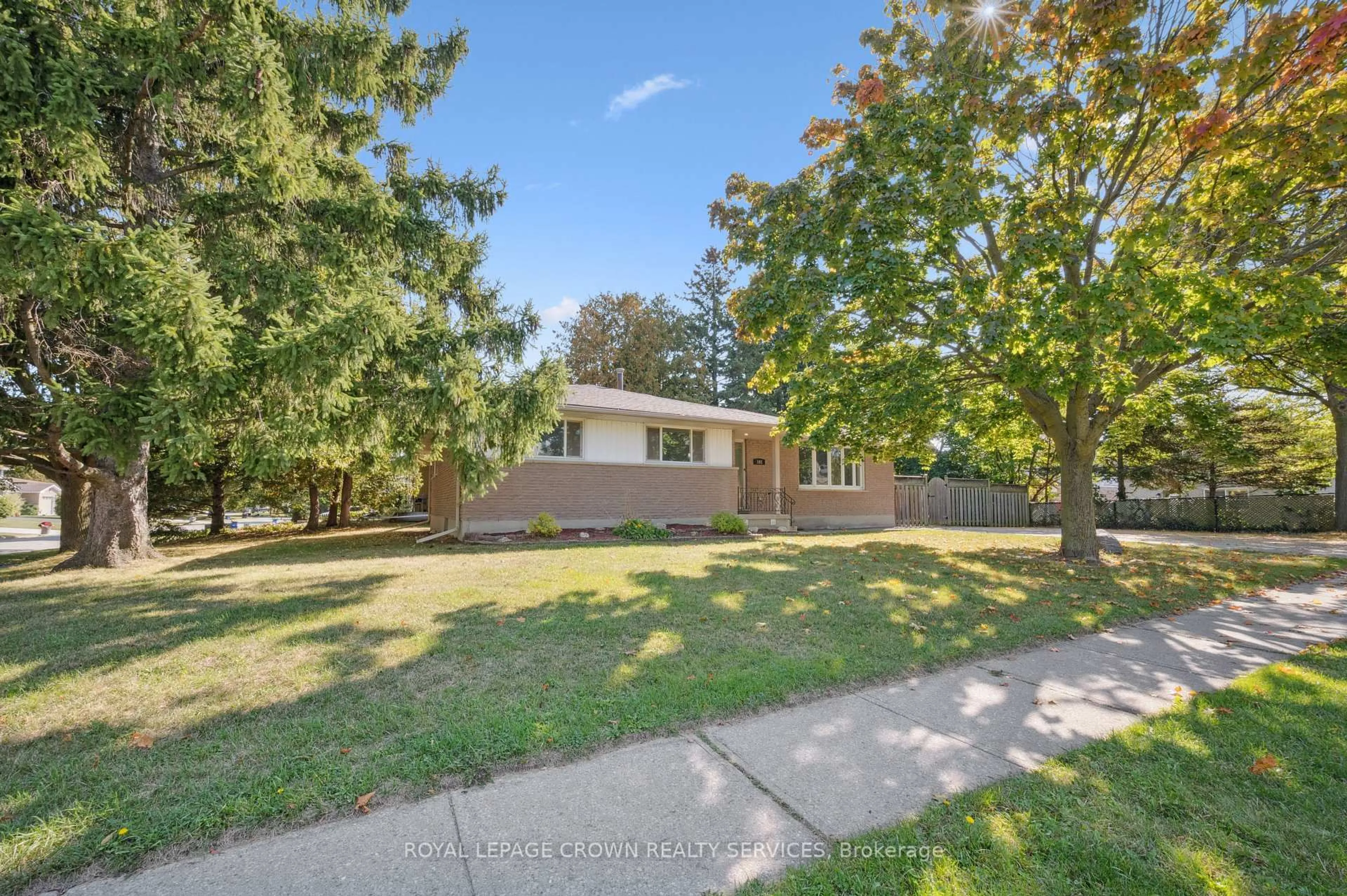 A pic from outside/outdoor area/front of a property/back of a property/a pic from drone, street for 101 Kent St, Cambridge Ontario N1S 3Y3