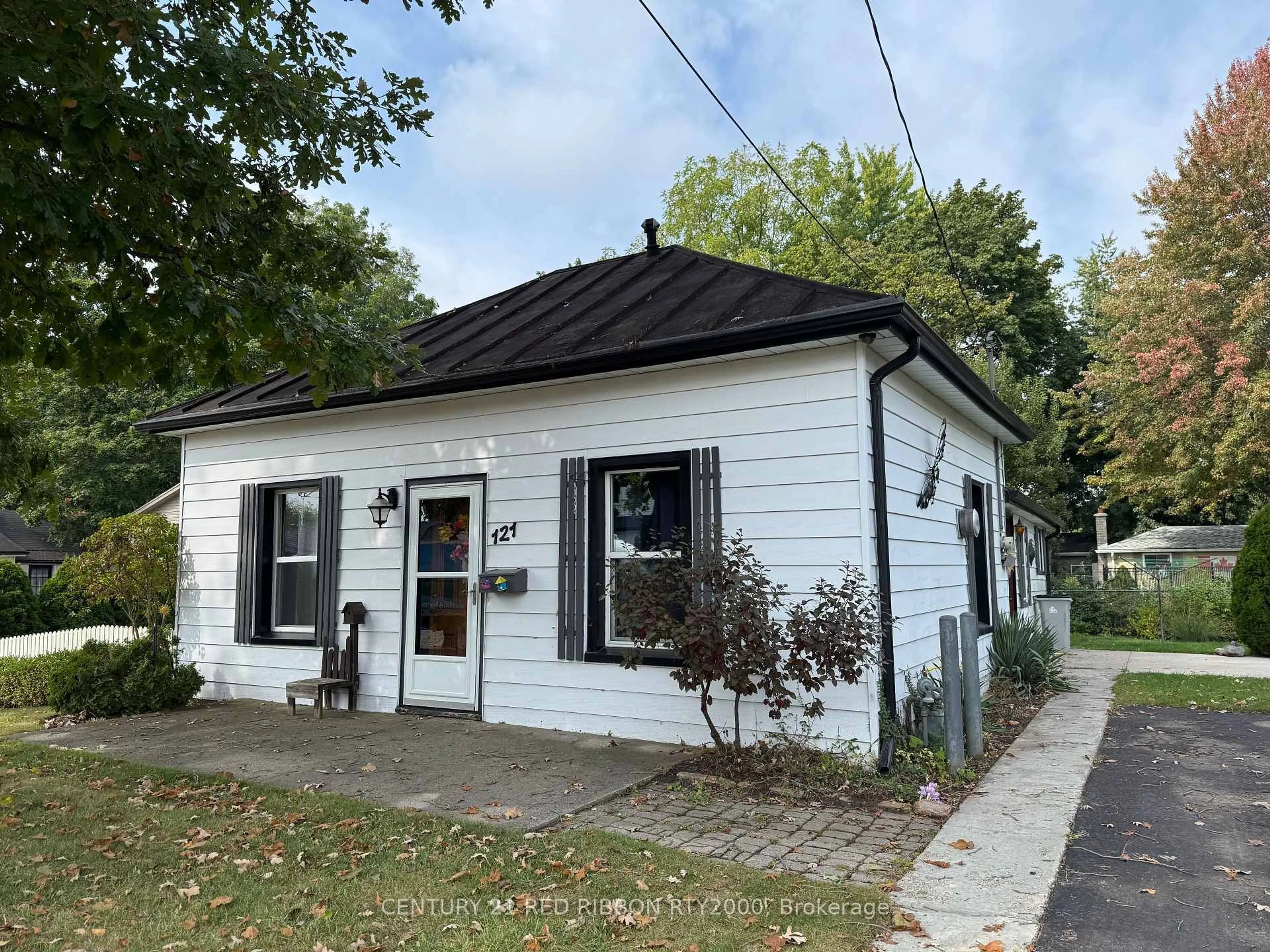 Shed for 121 Burns St, Strathroy-Caradoc Ontario N7G 1E7