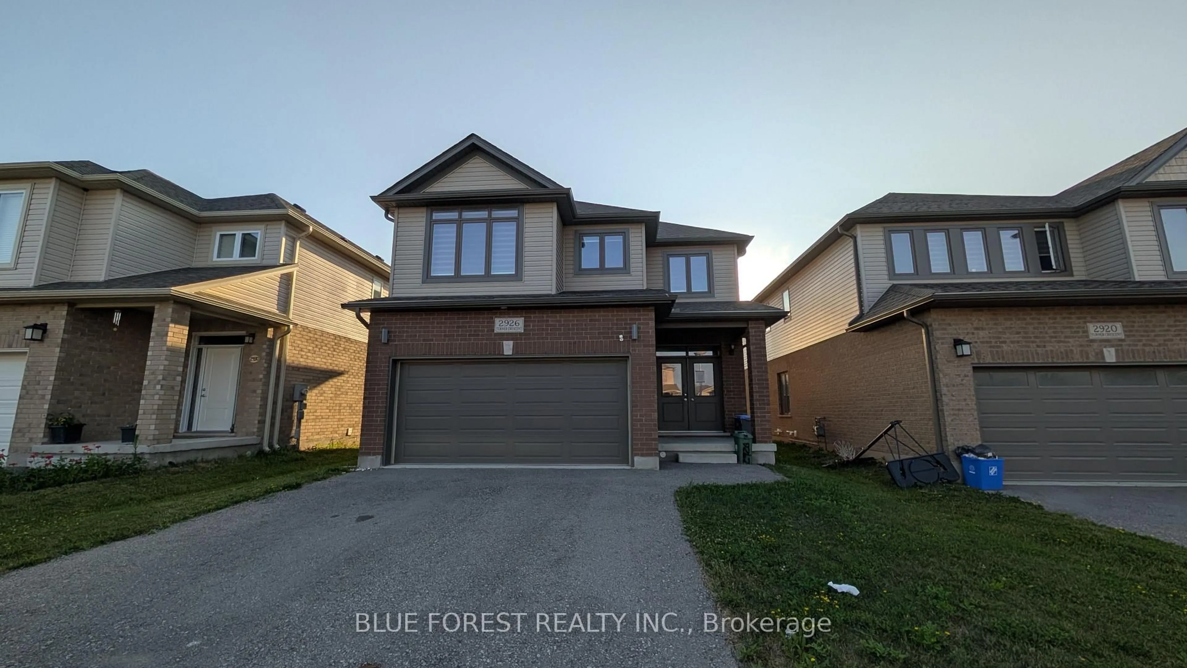 Home with vinyl exterior material, street for 2926 Turner Cres, London South Ontario N6M 0J3