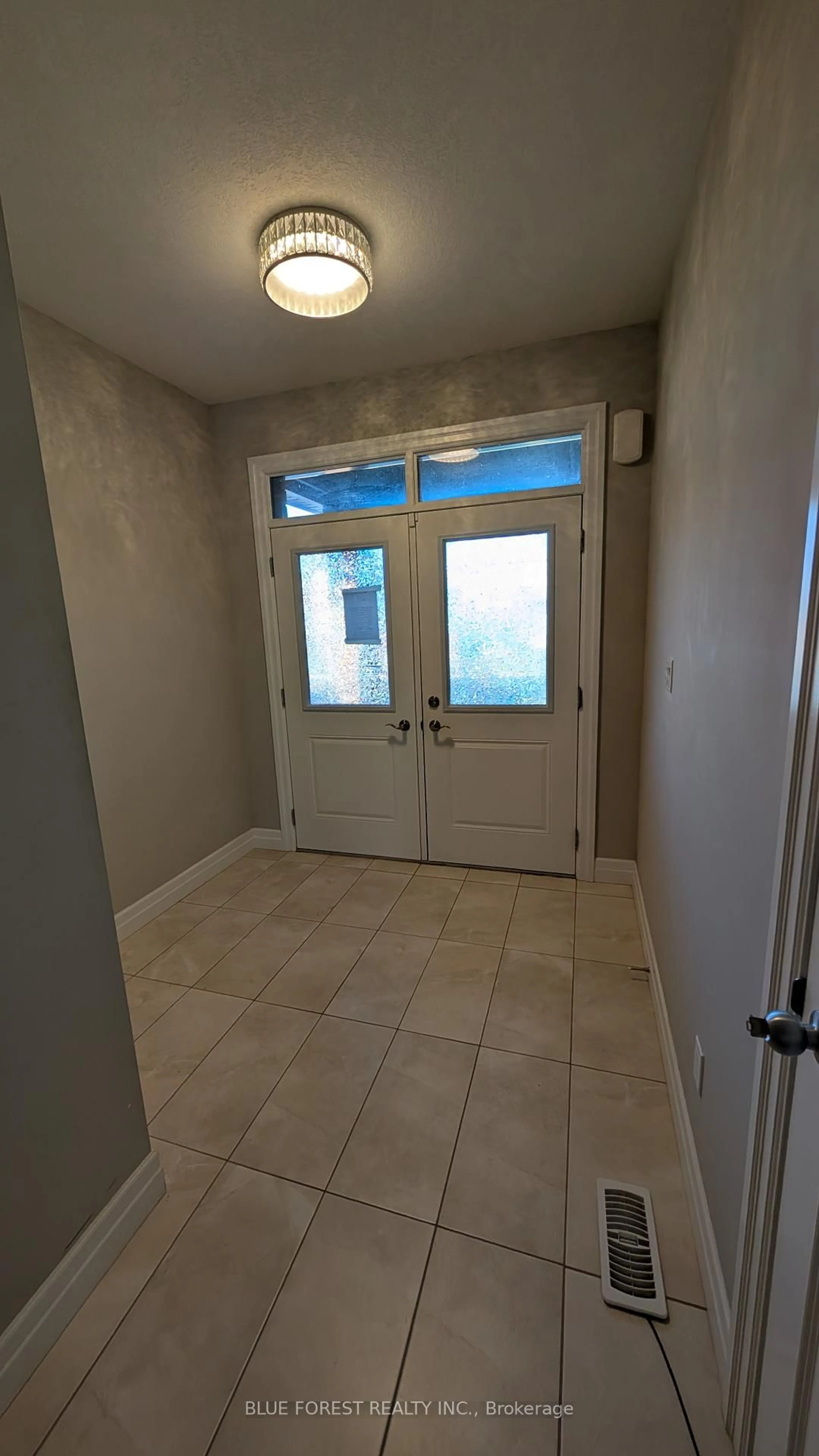 Indoor entryway for 2926 Turner Cres, London South Ontario N6M 0J3