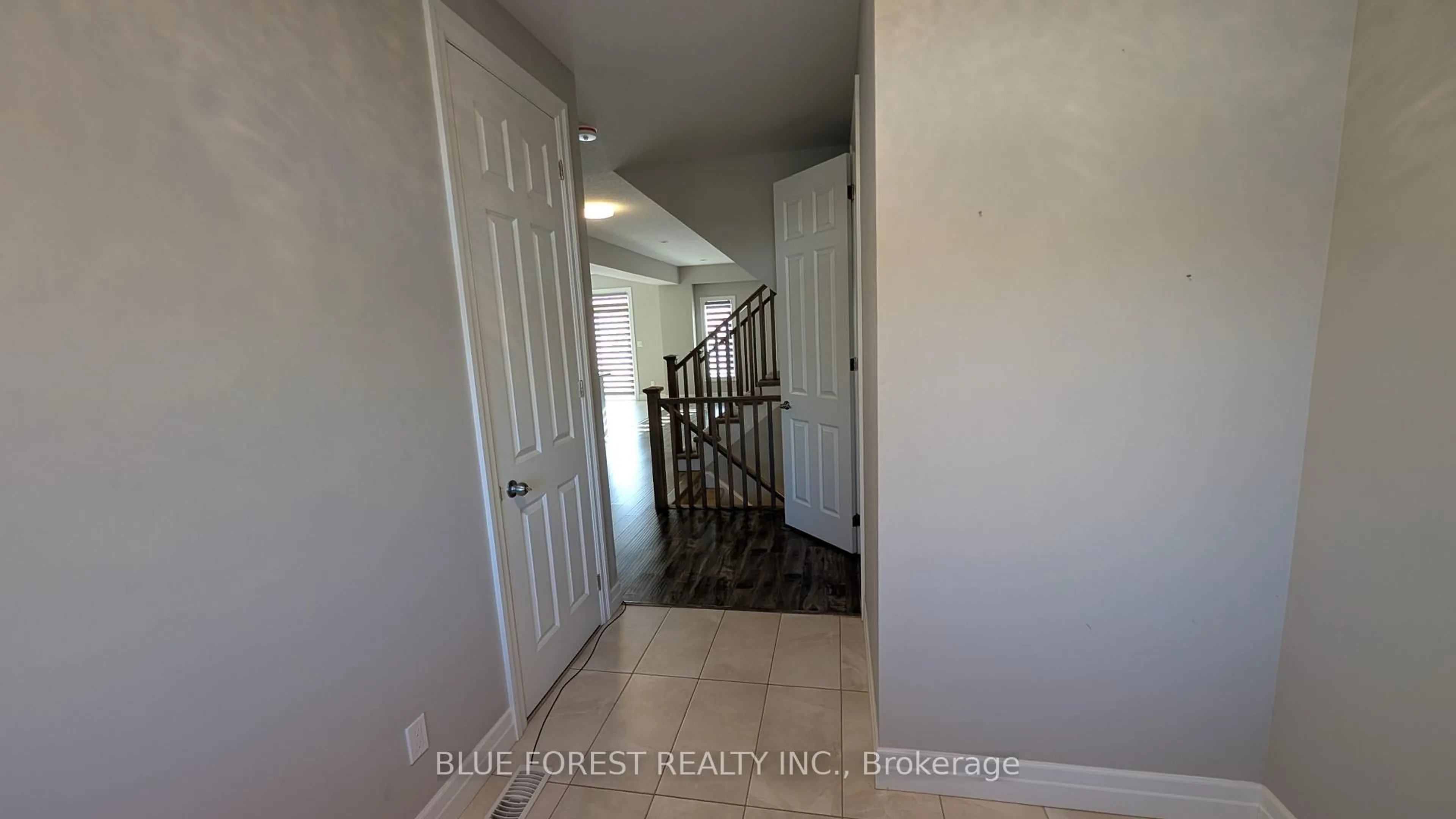 Indoor entryway for 2926 Turner Cres, London South Ontario N6M 0J3