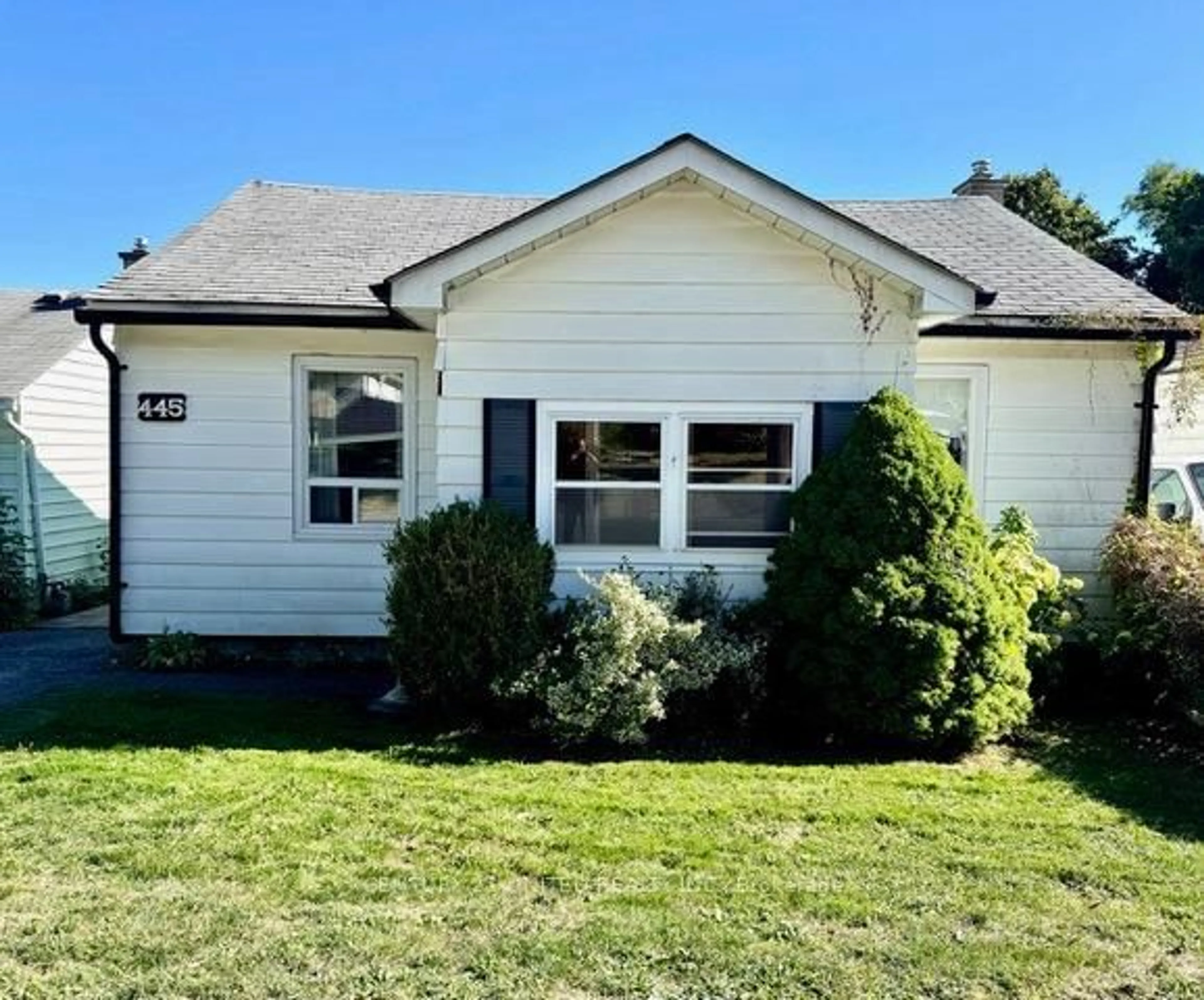 Home with vinyl exterior material, street for 445 Bellevue St, Peterborough Ontario K9H 5G5