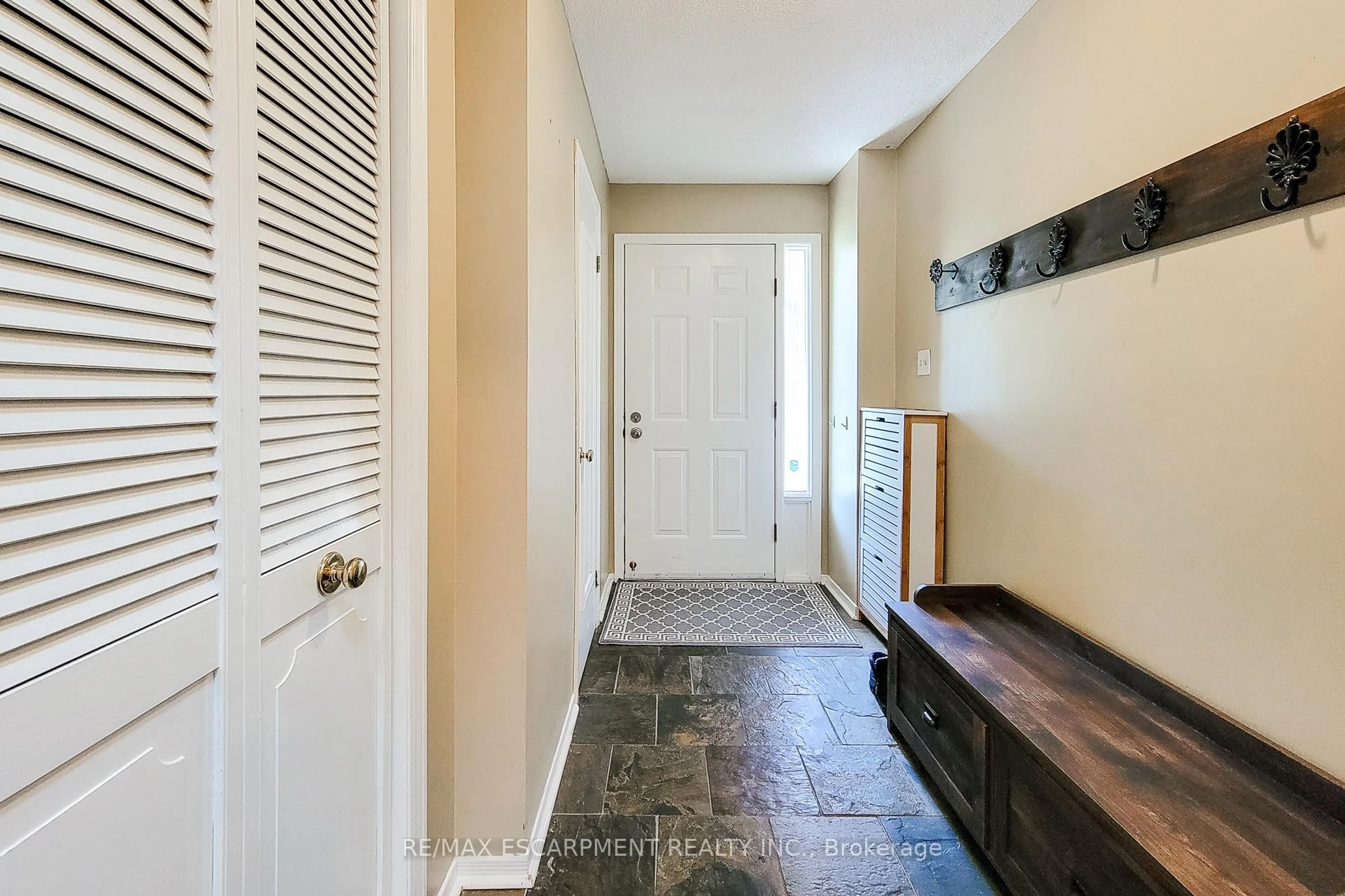 Indoor entryway for 76 Baxter Cres, Thorold Ontario L2V 4R6