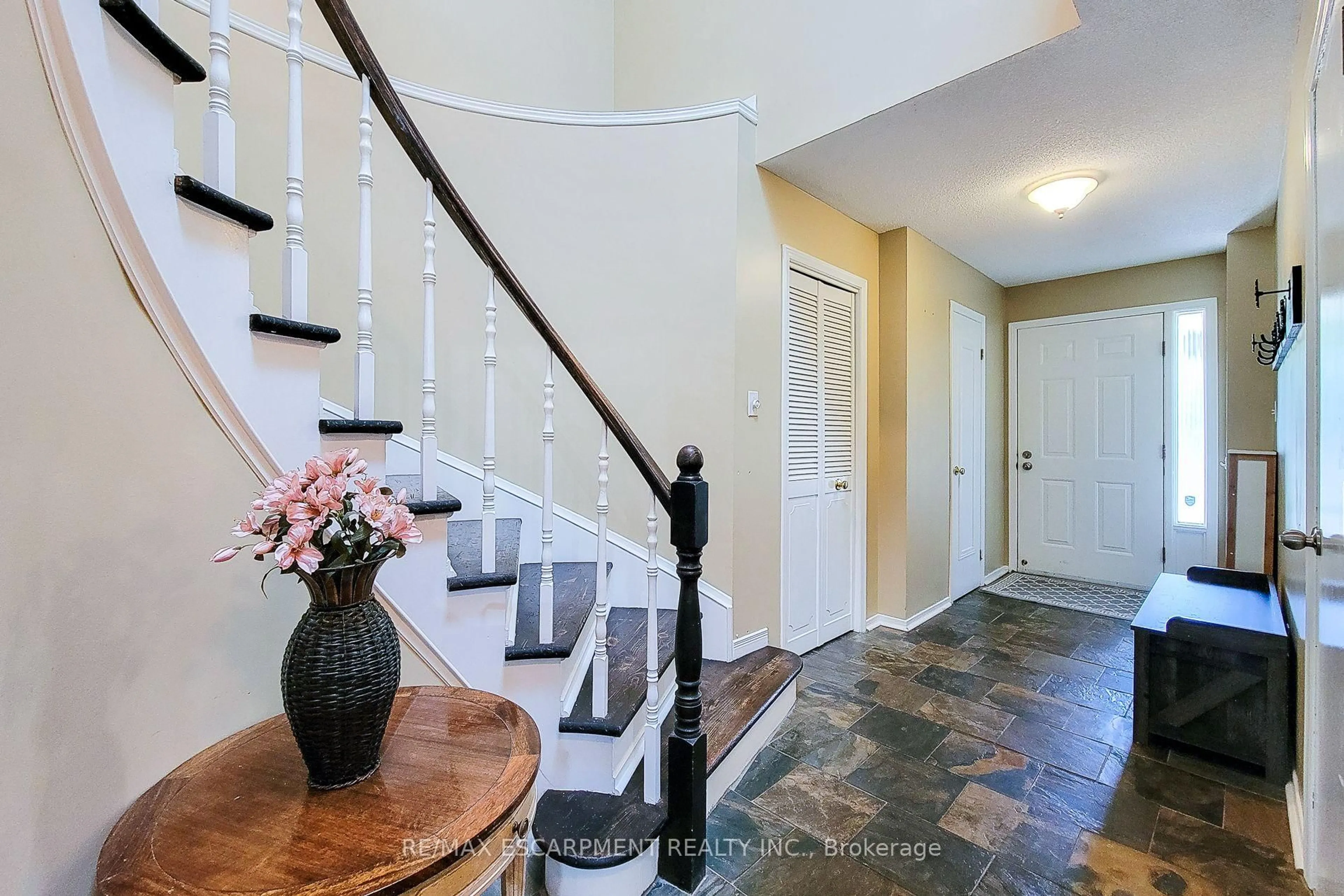 Indoor entryway for 76 Baxter Cres, Thorold Ontario L2V 4R6