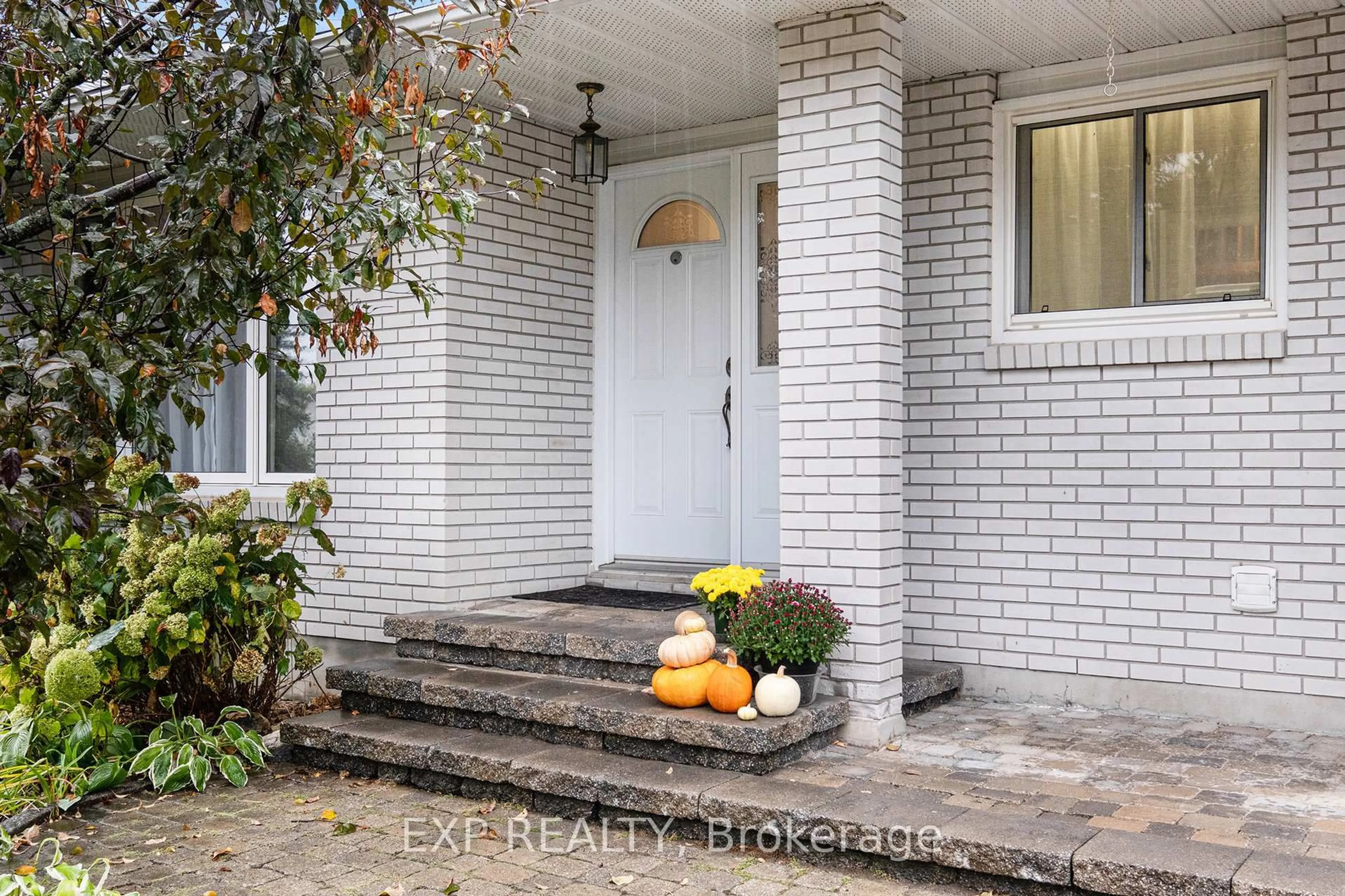 Indoor entryway for 5 Johanna St, Almonte Ontario K0A 1A0
