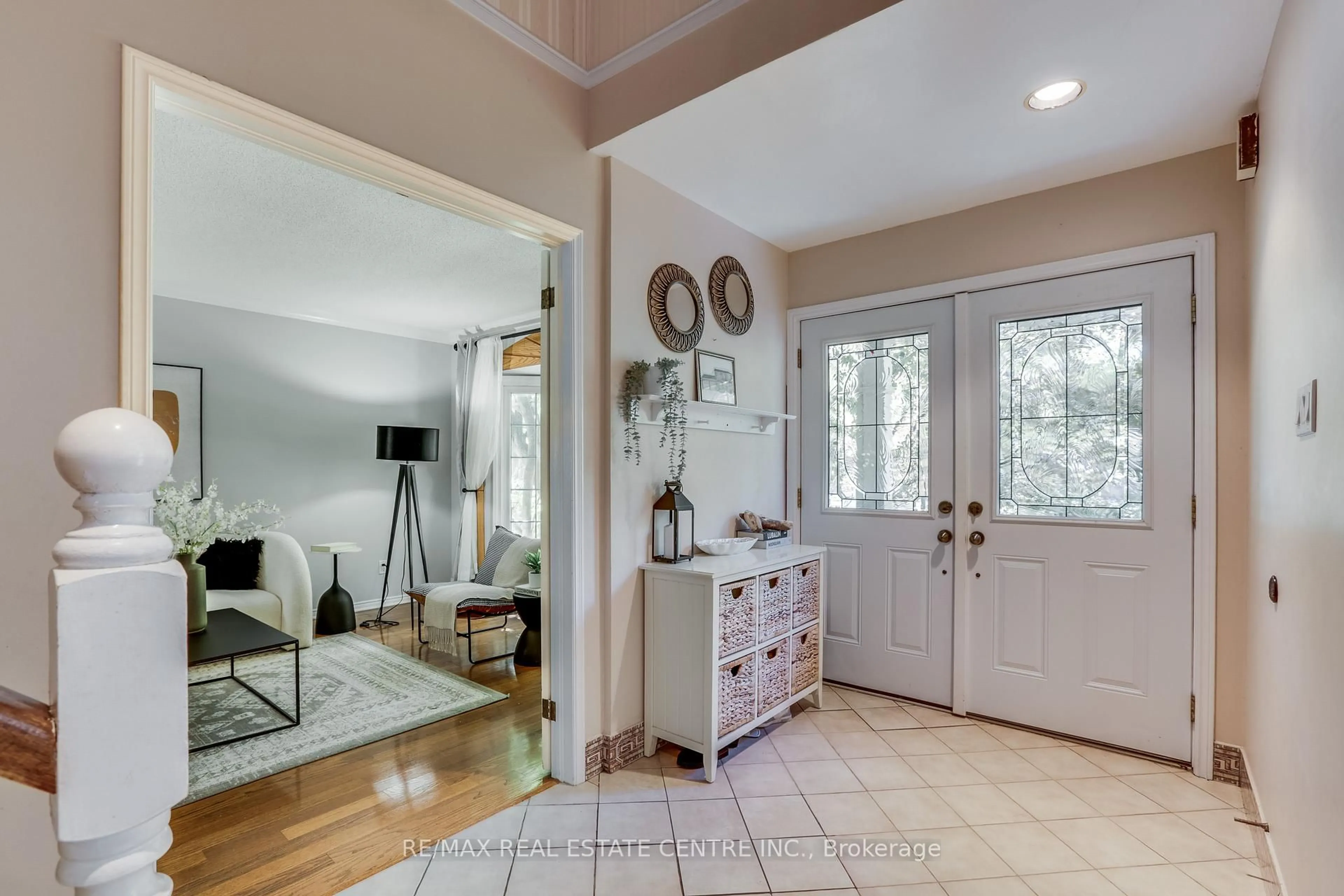 Indoor entryway for 66 Nanette Dr, London North Ontario N5X 3L4