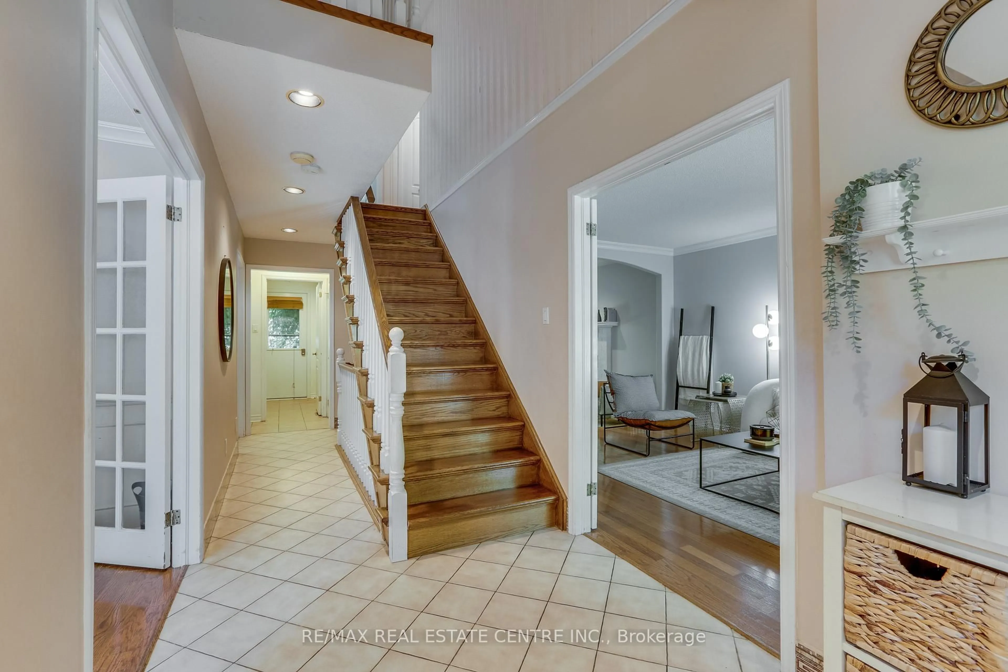 Indoor foyer for 66 Nanette Dr, London North Ontario N5X 3L4