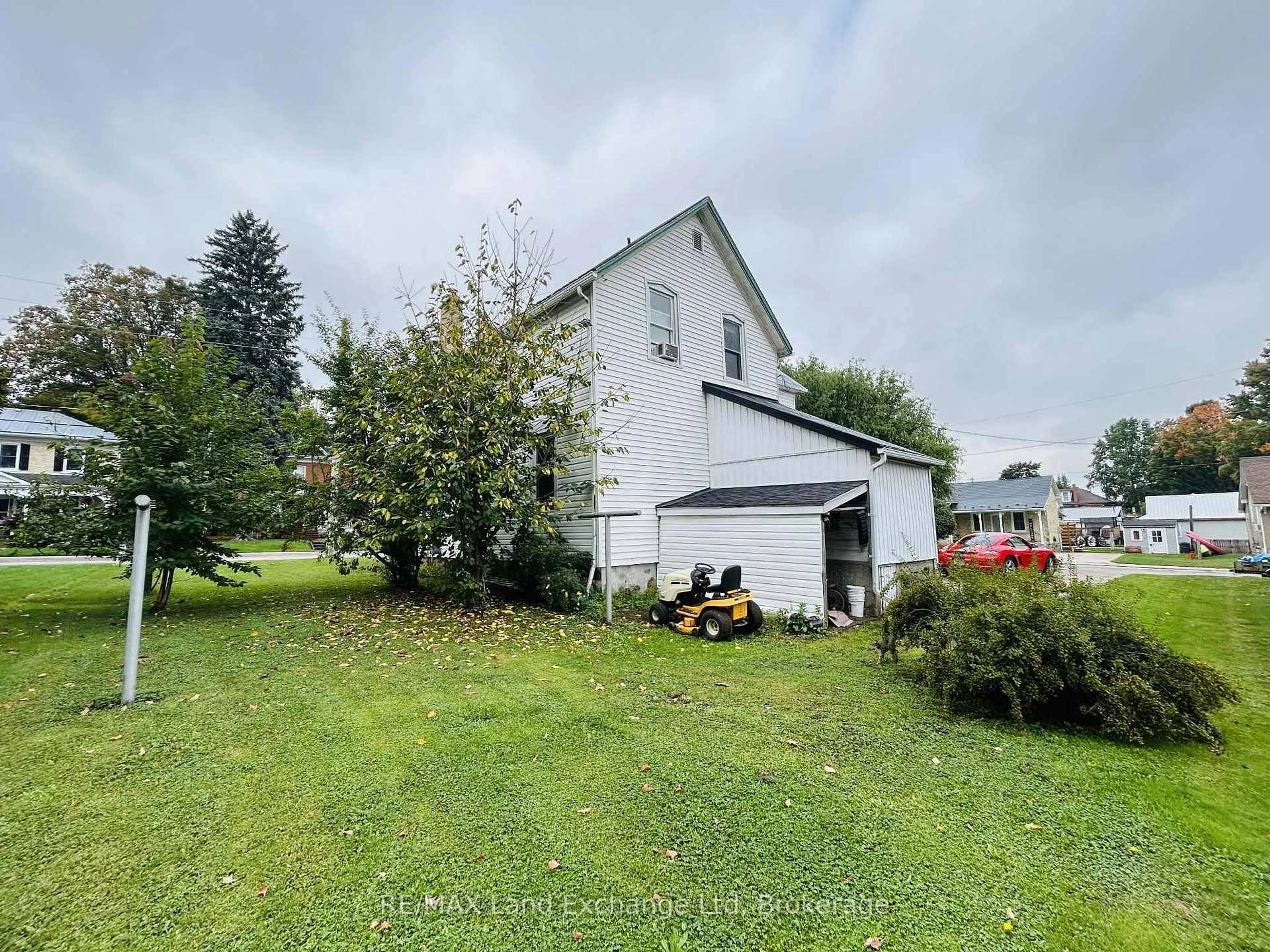 A pic from outside/outdoor area/front of a property/back of a property/a pic from drone, building for 81 Patrick St, North Huron Ontario N0G 2W0