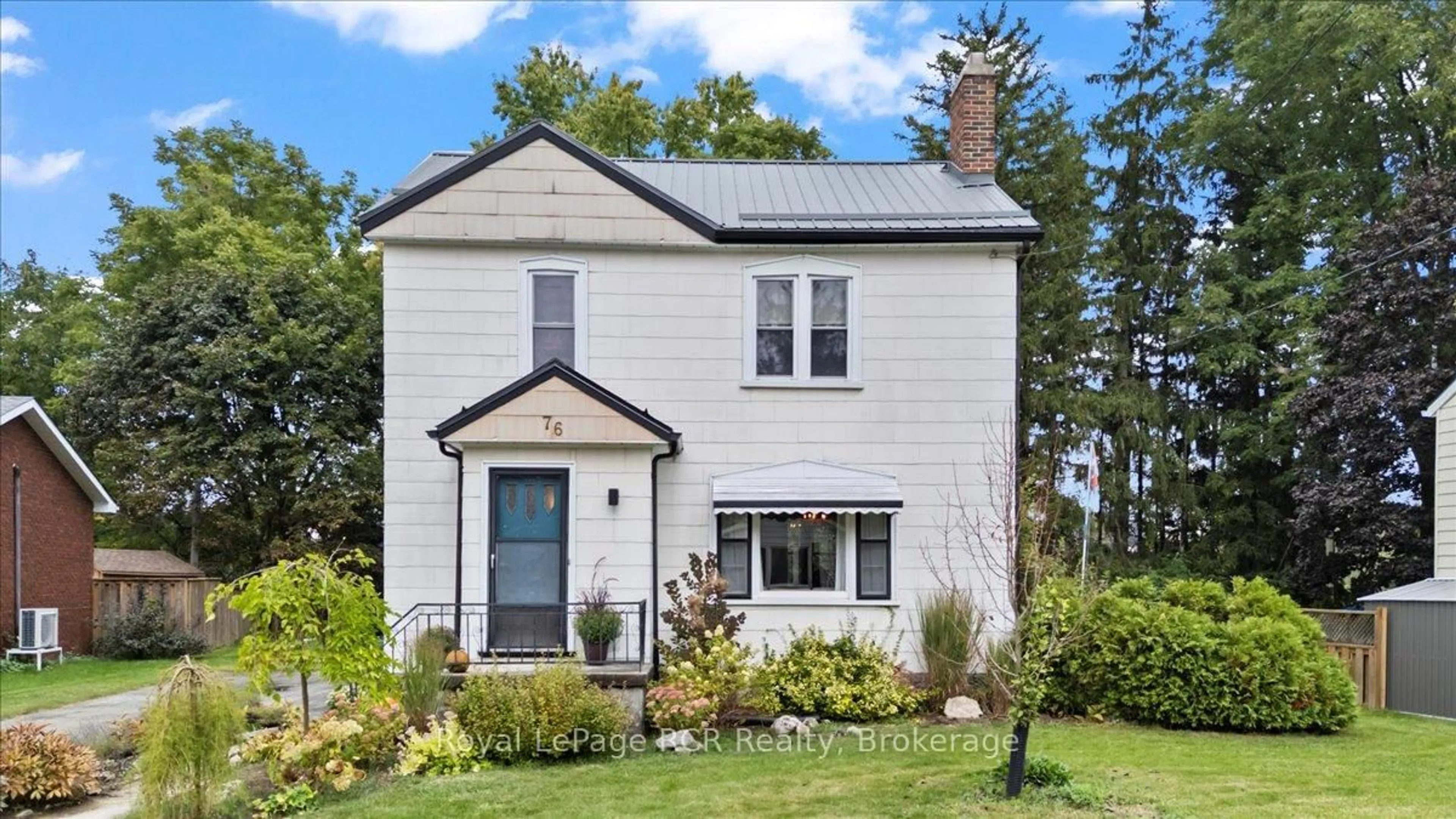 Home with vinyl exterior material, street for 76 7th St, Hanover Ontario N4N 1G4