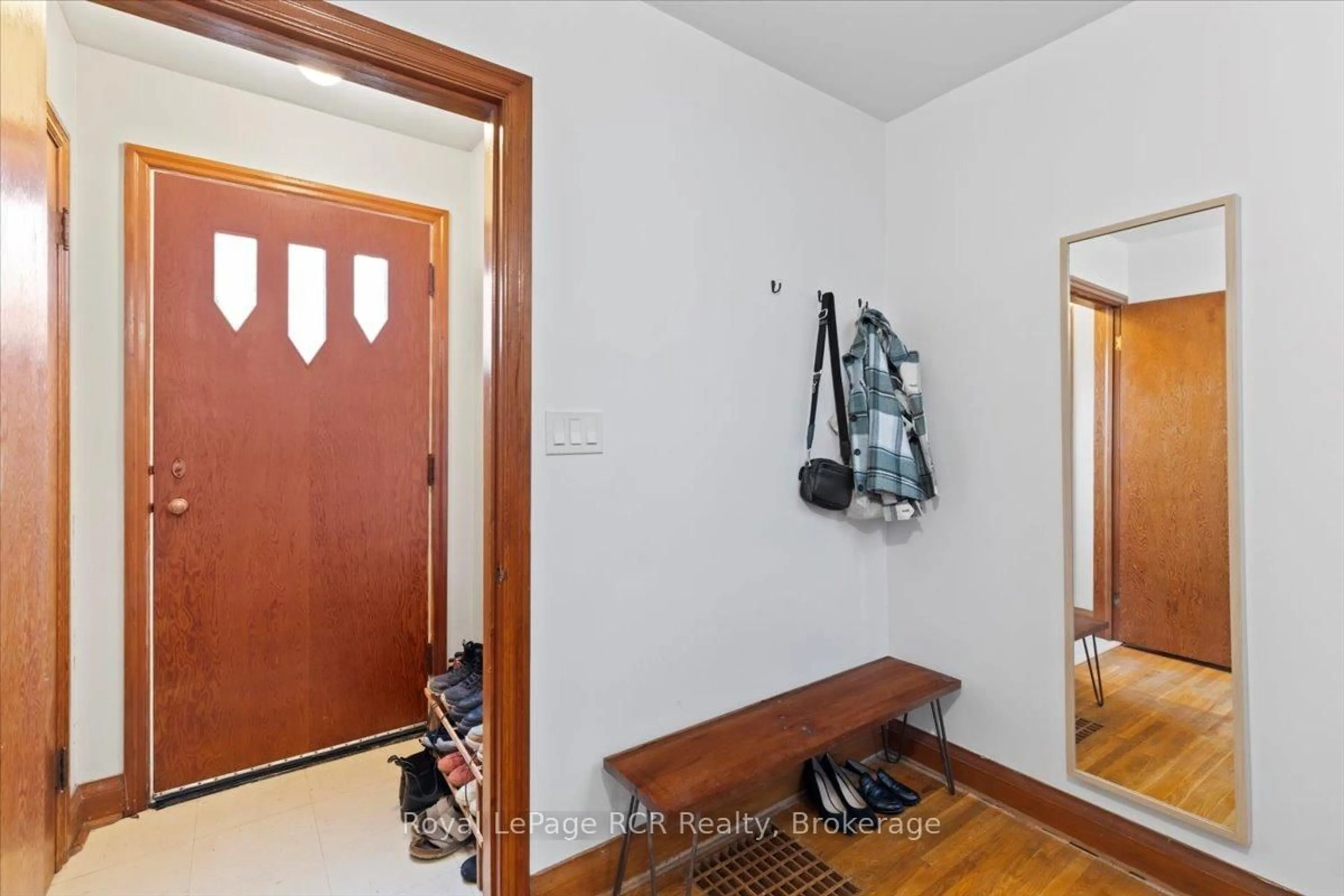 Indoor entryway for 76 7th St, Hanover Ontario N4N 1G4