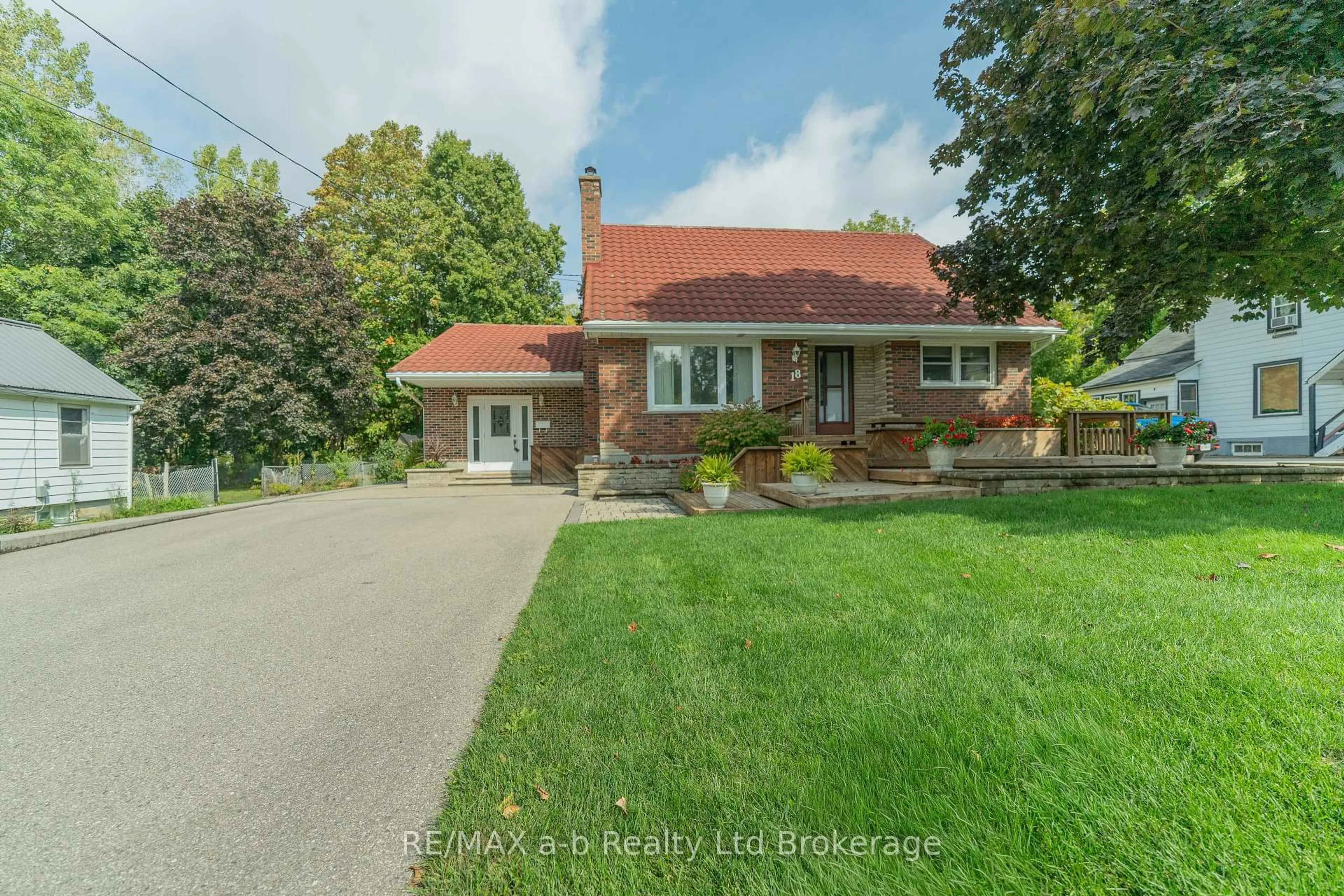 A pic from outside/outdoor area/front of a property/back of a property/a pic from drone, street for 18 Van St, Tillsonburg Ontario N4G 2M8