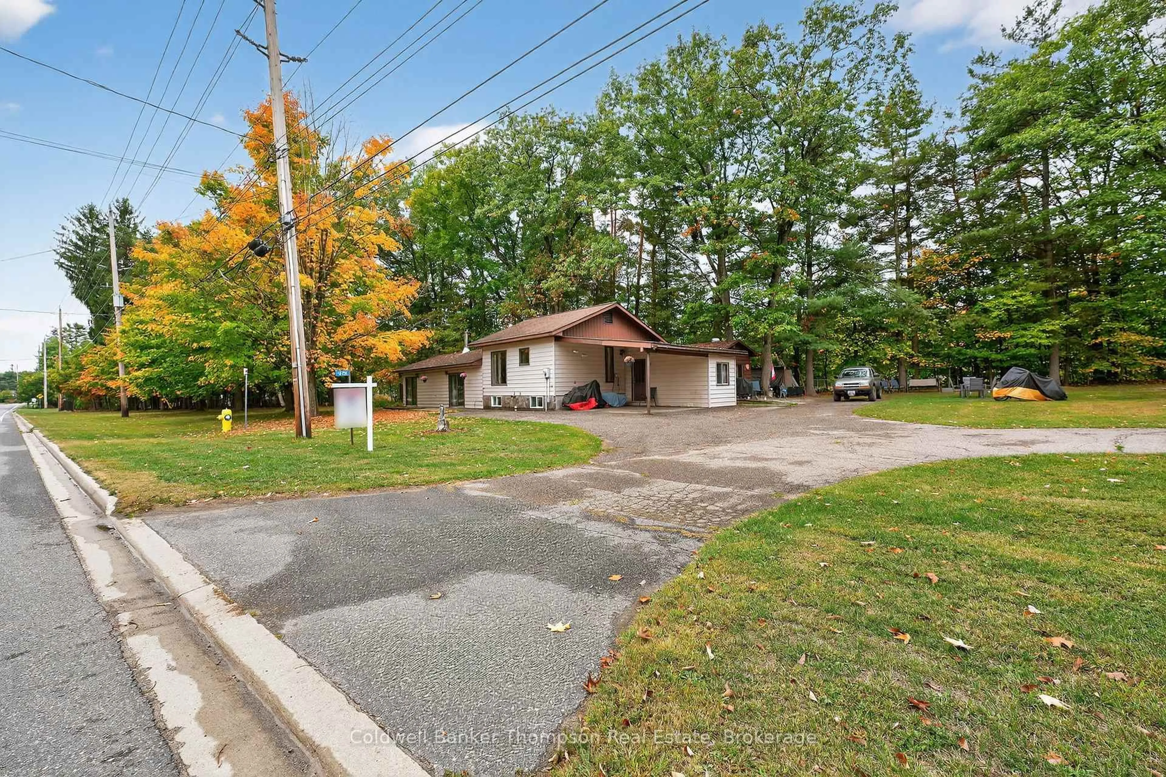 A pic from outside/outdoor area/front of a property/back of a property/a pic from drone, street for 315 Muskoka Beach Rd, Gravenhurst Ontario P1P 1M7
